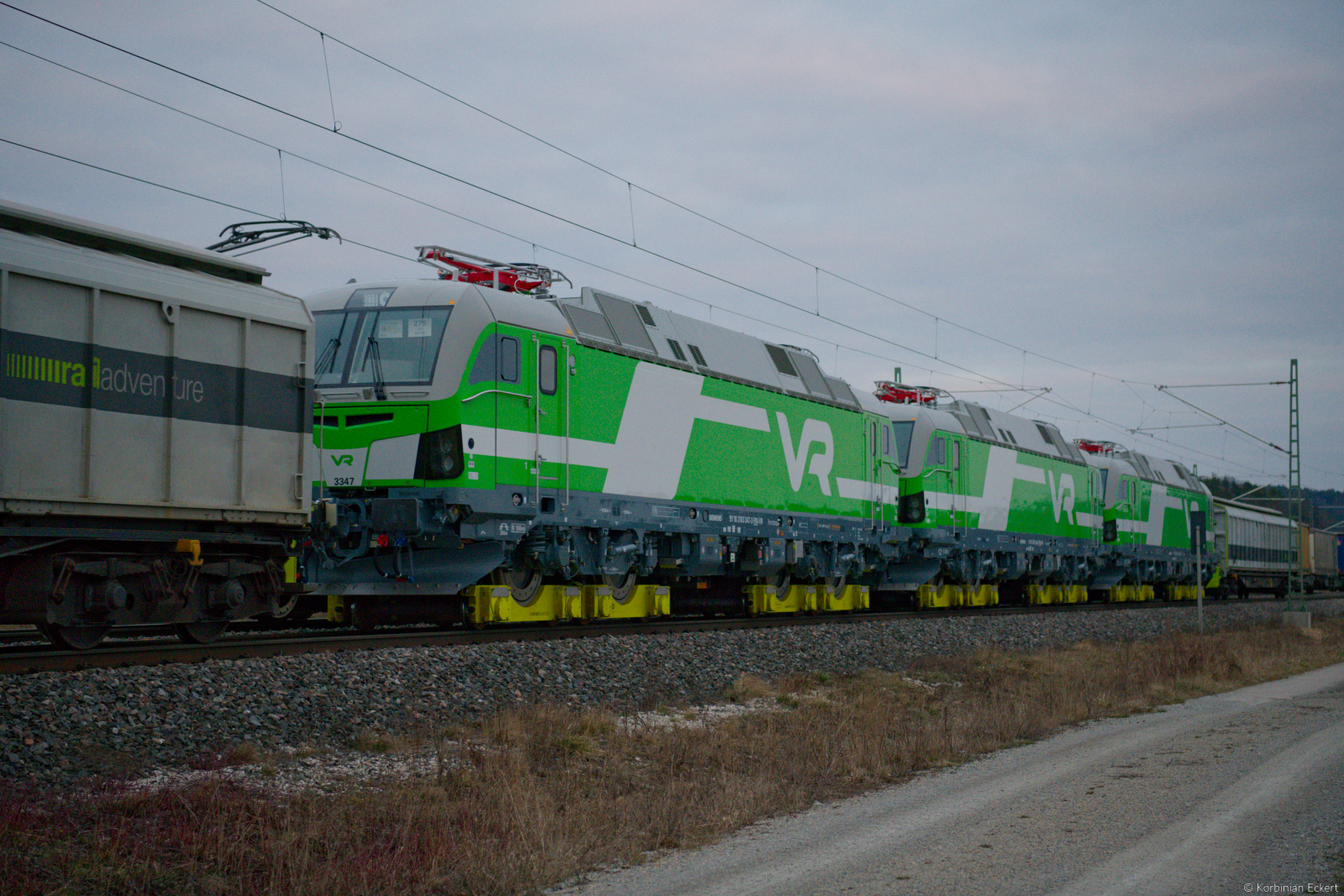 139 558 Railadventure mit drei finnischen Vectrons bei Oberdachstetten Richtung Würzburg, 05.03.2022