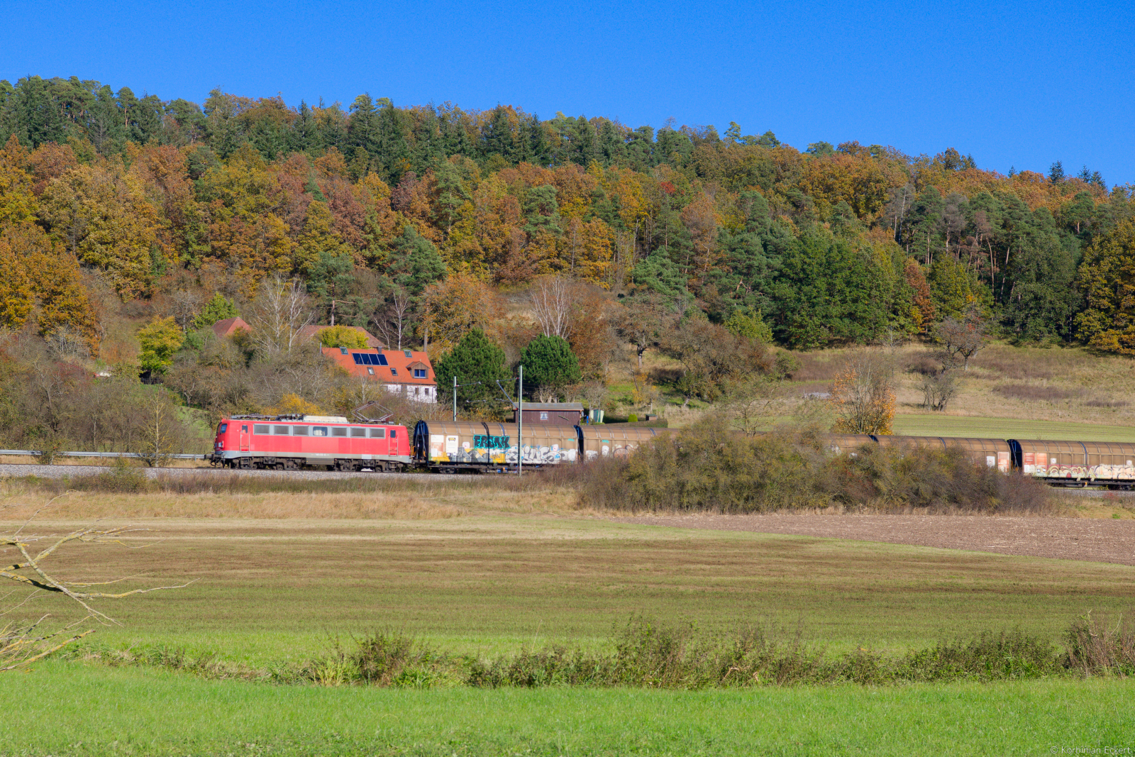 140 432 BayernBahn mit dem Henkelzug bei Oberdachstetten Richtung Würzburg, 24.10.2021