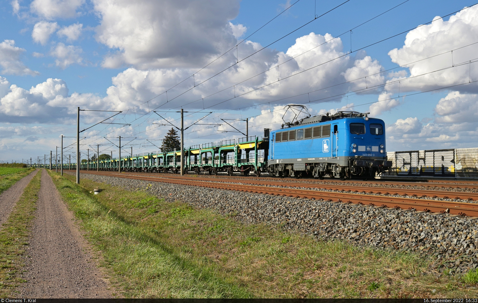 140 833-5 (140 050-3) zieht leere Autotransportwagen der ARS Altmann AG bei Benndorf (Kabelsketal) Richtung Schkeuditz.

🧰 Eisenbahn-Bau- und Betriebsgesellschaft Pressnitztalbahn mbH (PRESS)
🕓 16.9.2022 | 16:33 Uhr