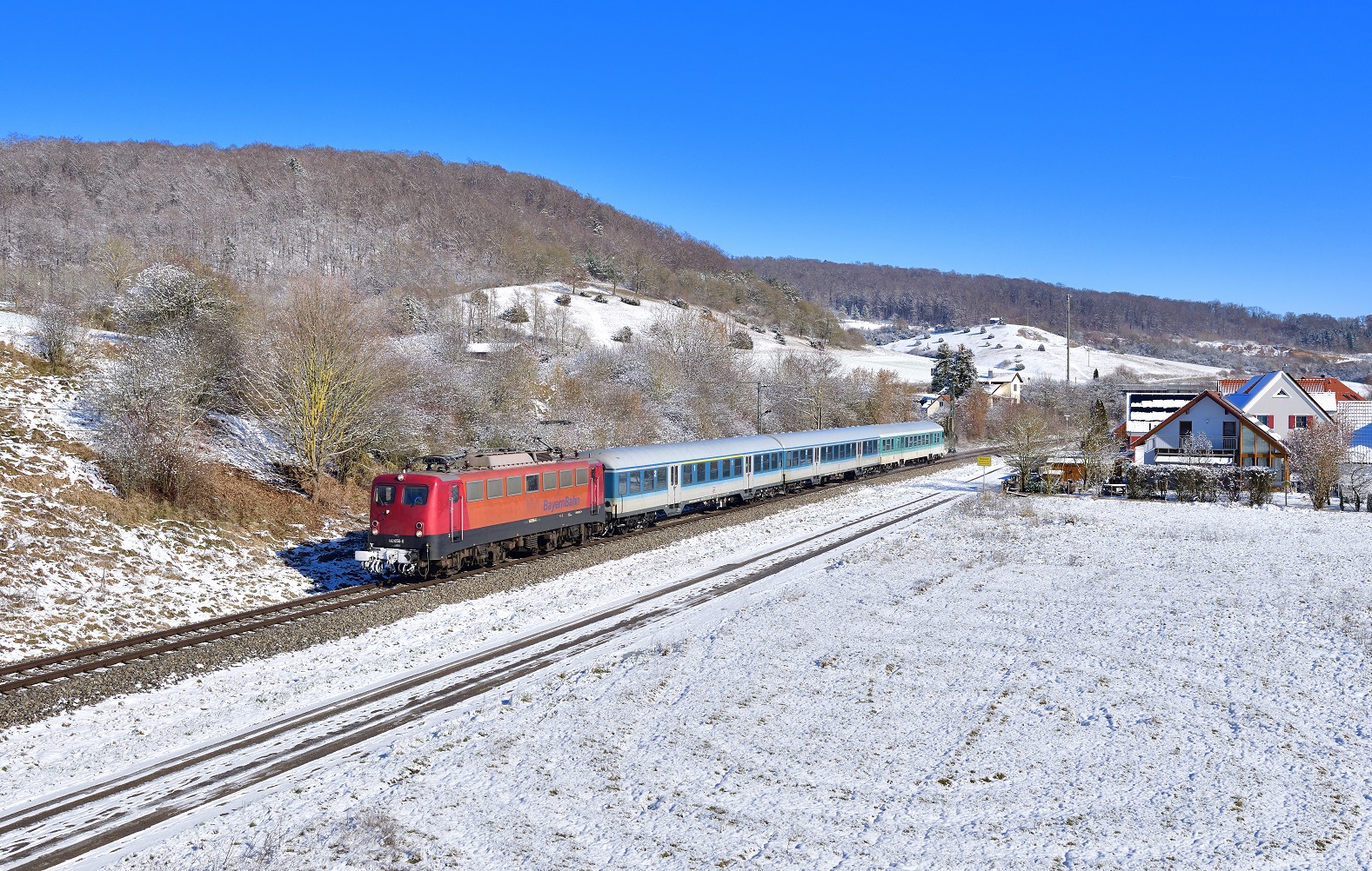 140 856 mit einem Ersatzzug am 07.02.2023 bei Ronheim.