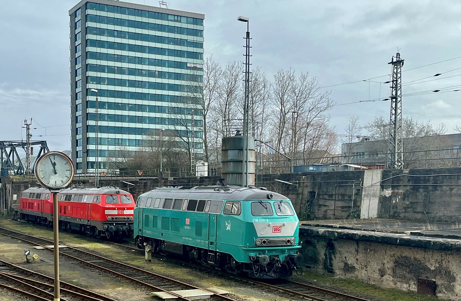 14.03.2023 Hamburg, ehem. Bw 3
Überraschungsgast in der Abstellanlage ist heute die ehemalige Kieler  Kult-Lok  218 333-3, die jetzt in neuem türkisen Design (dem Roco-Modell nachempfunden) mit dem neuen Eigentümer UEG (Usedomer Eisenbahngesellschaft) auftritt. 