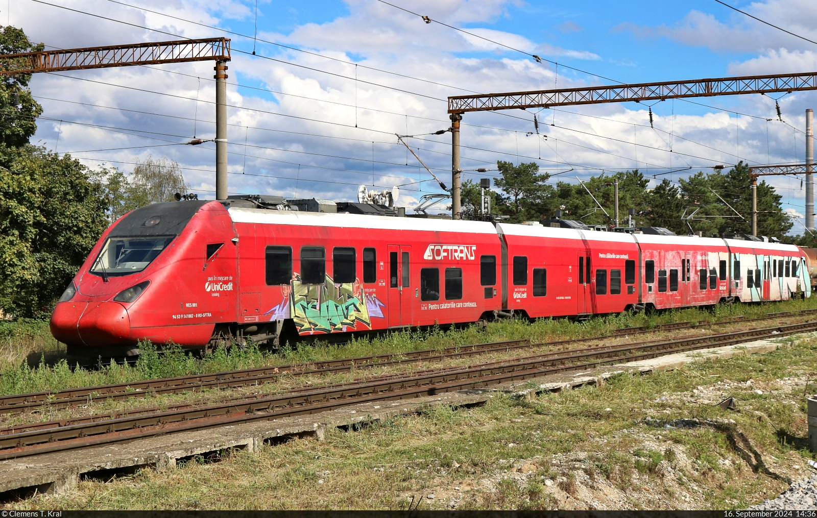 141 002-0 (RES 001 | 94 53 9 141 002-0 RO-SFTRA | Softronic Hyperion) ist im Bahnhof Brașov (RO) abgestellt.
Aufnahme vom Bahnsteig 7/8.

🧰 S.C. Softrans S.R.L.
🕓 16.9.2024 | 14:36 Uhr