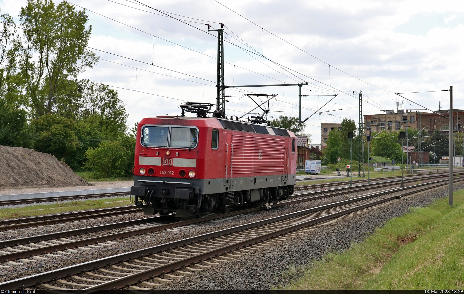143 012-3, seit 8.6.2023 bekannt als  Marie-Luise , eilt als Tfzf durch Niemberg Richtung Köthen.

🧰 DB Gebrauchtzug (DB Regio Südost), vermietet an die Bahnlogistik24 GmbH
🕓 18.5.2023 | 13:29 Uhr