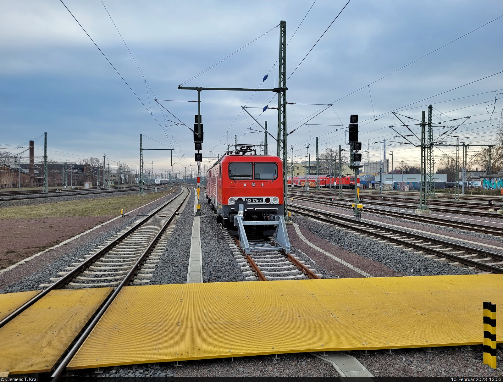 143 175-8 ruht sich mit einer Schwesterlok in Halle(Saale)Hbf auf Gleis 150 aus.
Aufgenommen am Ende des Bahnsteigs 6/7.

🧰 Salzland Rail Service GmbH (SRS)
🕓 10.2.2023 | 13:03 Uhr