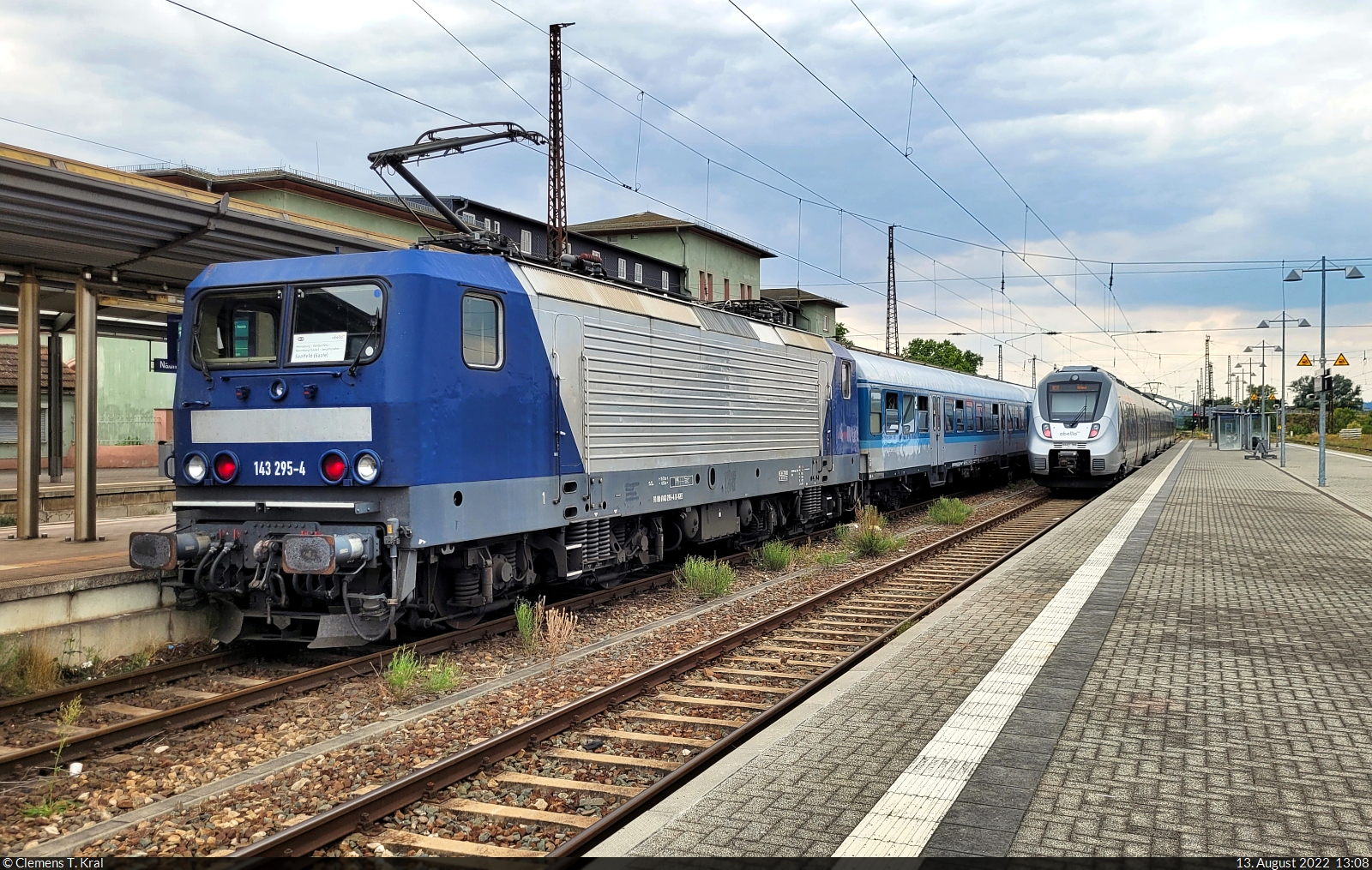 143 295-4 pausiert für 10 Minuten in Naumburg(Saale)Hbf auf Gleis 3, um die RB20 nach Weimar vorbeizulassen.

🧰 Weser Ems Eisenbahn GmbH (WEE) | Gesellschaft für Fahrzeugtechnik mbH (GfF) für Abellio Rail Mitteldeutschland GmbH
🚝 RB 31944 (RB25) Halle(Saale)Hbf–Saalfeld(Saale)
🕓 13.8.2022 | 13:08 Uhr