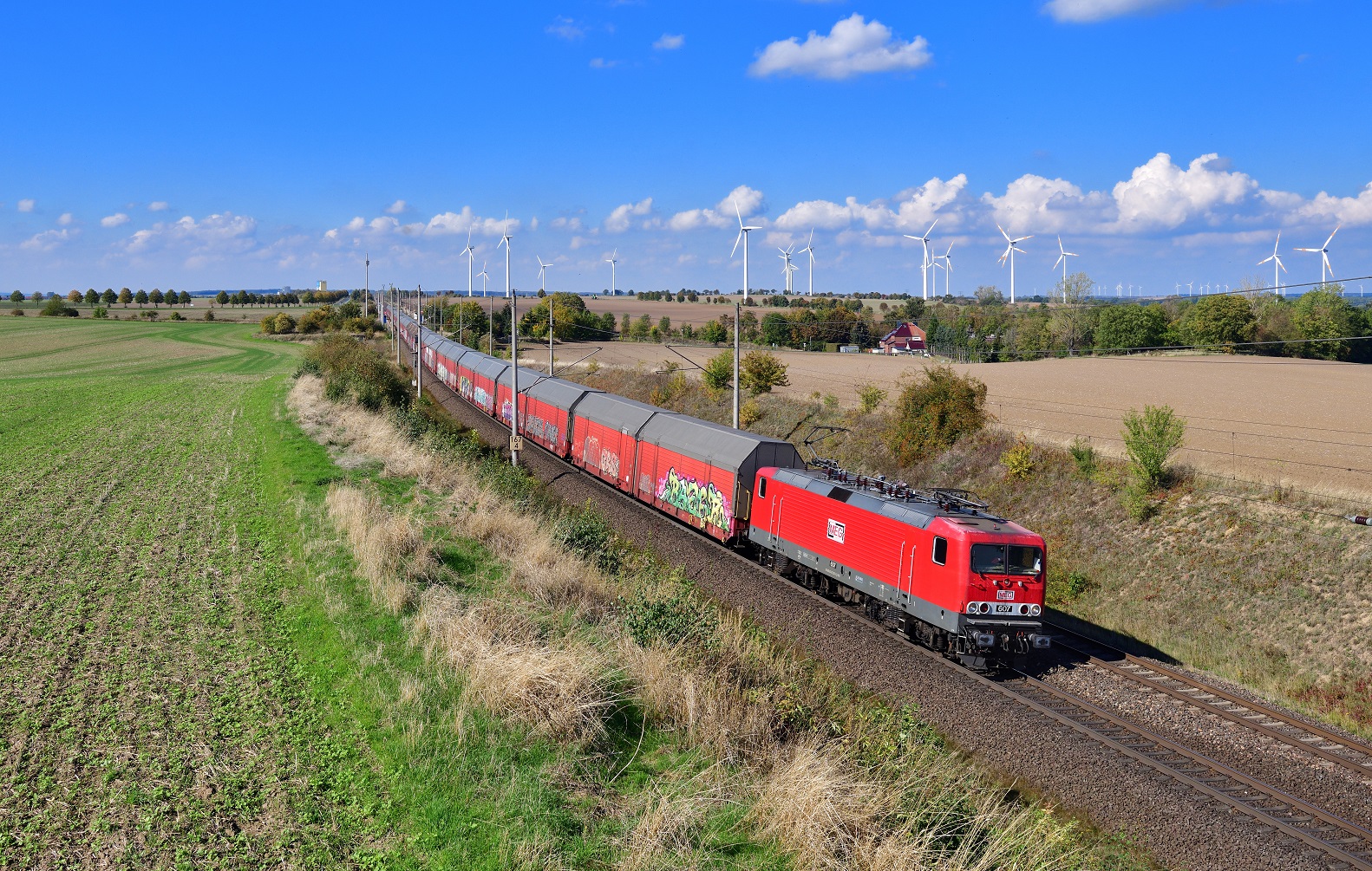 143 310 mit einem Autozug am 30.09.2022 bei Ovelgünne.