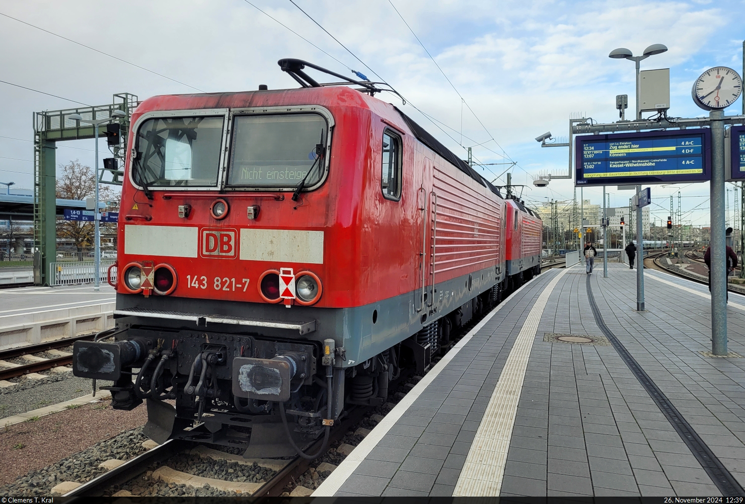 143er prägten den Alltagsverkehr in Halle(Saale)Hbf einst stark. Nun verirren sie sich nur noch im Rahmen von Sonderfahrten hierher.
143 821-7 wird von 143 933-0 in nördliche Richtung geschleppt, legt auf Gleis 4 aber vorerst eine Pause ein. Beide Maschinen werden aktuell noch in Dresden eingesetzt.

🧰 DB Regio Südost
🕓 26.11.2024 | 12:39 Uhr