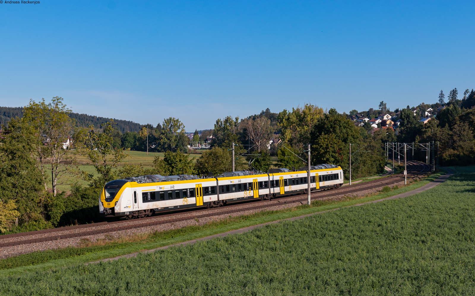 1440 172 als S 9710 (Villingen - Freiburg Hbf) bei Grüningen 27.9.23