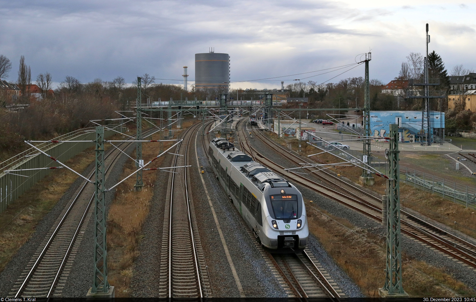 1442 105 (Bombardier Talent 2) verlässt den Bahnhof Leipzig-Connewitz auf Gleis 3.
Fotografiert von einer Fußgängerbrücke.

🧰 S-Bahn Mitteldeutschland (DB Regio Südost)
🚝 S 37564 (S5) Zwickau(Sachs)Hbf–Halle(Saale)Hbf
🕓 30.12.2023 | 10:45 Uhr