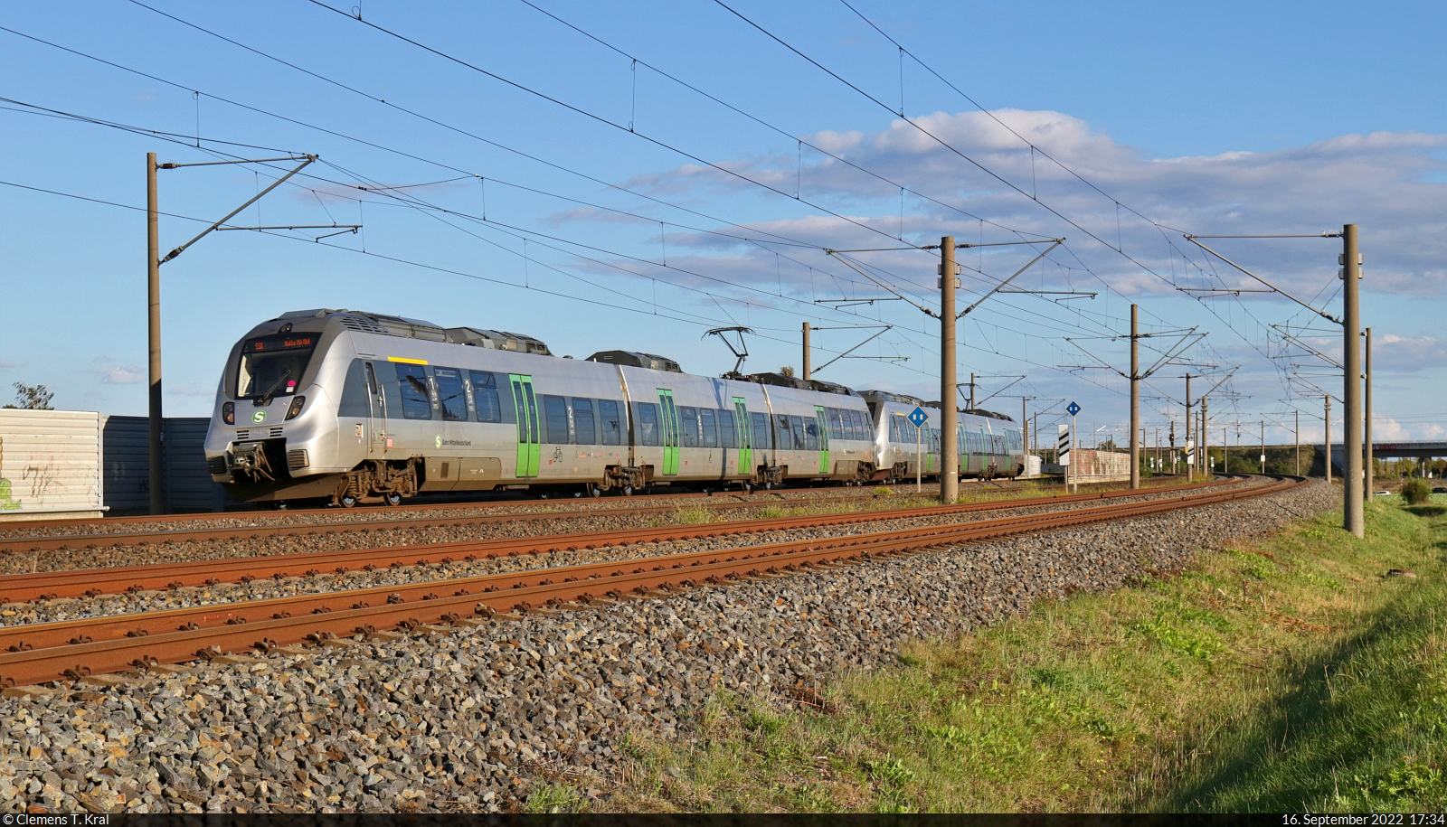 1442 114 und 1442 617 (Bombardier Talent 2) hamstern bei Benndorf (Kabelsketal) ihrem Ziel entgegen.

🧰 S-Bahn Mitteldeutschland (DB Regio Südost)
🚝 S 37526 (S5X) Zwickau(Sachs)Hbf–Halle(Saale)Hbf
🕓 16.9.2022 | 17:34 Uhr