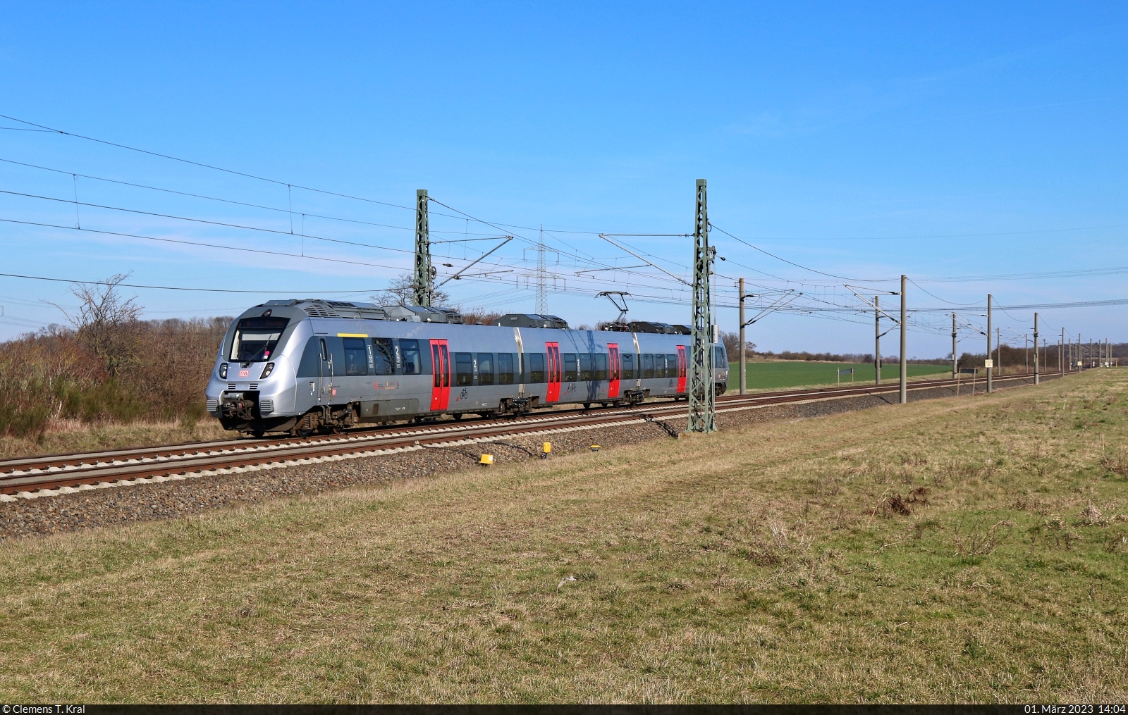 1442 168 (Bombardier Talent 2) unterwegs bei Hohenthurm.

🧰 S-Bahn Mitteldeutschland (MDSB II | DB Regio Südost)
🚝 S 37841 (S8) Wolfen(Bitterfeld)–Halle(Saale)Hbf
🕓 1.3.2023 | 14:04 Uhr
