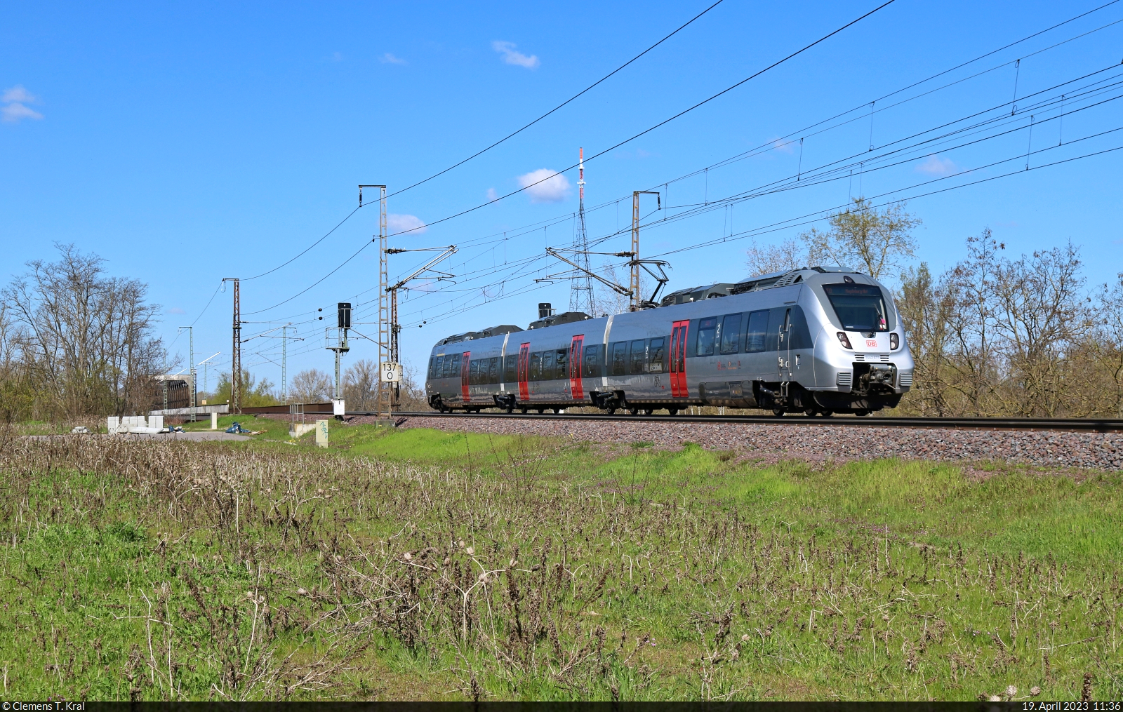 1442 671 (Bombardier Talent 2) fährt auf die Herrenkrug-Eisenbahnbrücke in Magdeburg zu.
Nachgeschossen am Strecken-km 137,0.

🧰 Elbe-Saale-Bahn (DB Regio Südost)
🚝 RE 16110 (RE13) Leipzig Hbf–Magdeburg Hbf
🕓 19.4.2023 | 11:36 Uhr