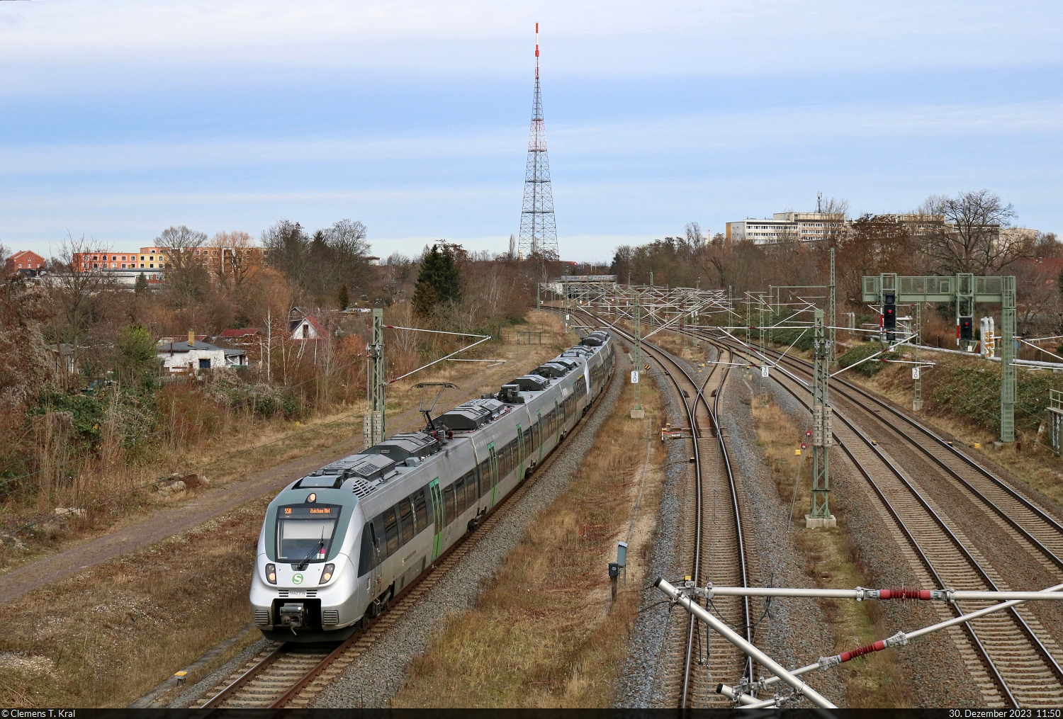 1442 714 und 1442 629 (Bombardier Talent 2) fahren in den Bahnhof Leipzig-Connewitz ein.
Fotografiert von einer Fußgängerbrücke.

🧰 S-Bahn Mitteldeutschland (DB Regio Südost)
🚝 S 37515 (S5X) Halle(Saale)Hbf–Zwickau(Sachs)Hbf
🕓 30.12.2023 | 11:50 Uhr