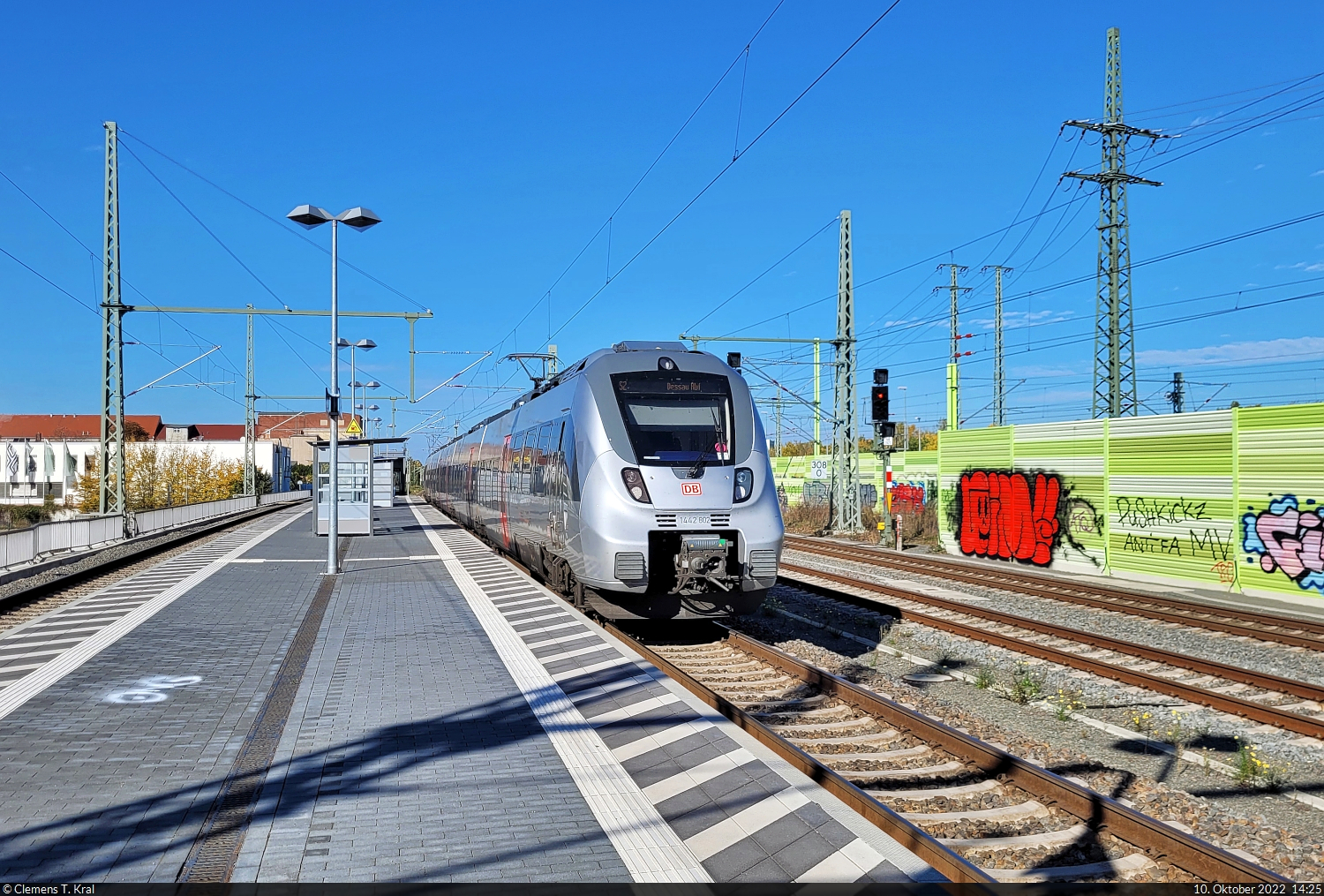 1442 802 (Bombardier Talent 2) beim Halt im noch recht neuen Hp Leipzig Essener Straße.

🧰 S-Bahn Mitteldeutschland (MDSB II | DB Regio Südost)
🚝 S 37246 (S2) Leipzig-Stötteritz–Dessau Hbf
🕓 10.10.2022 | 14:25 Uhr