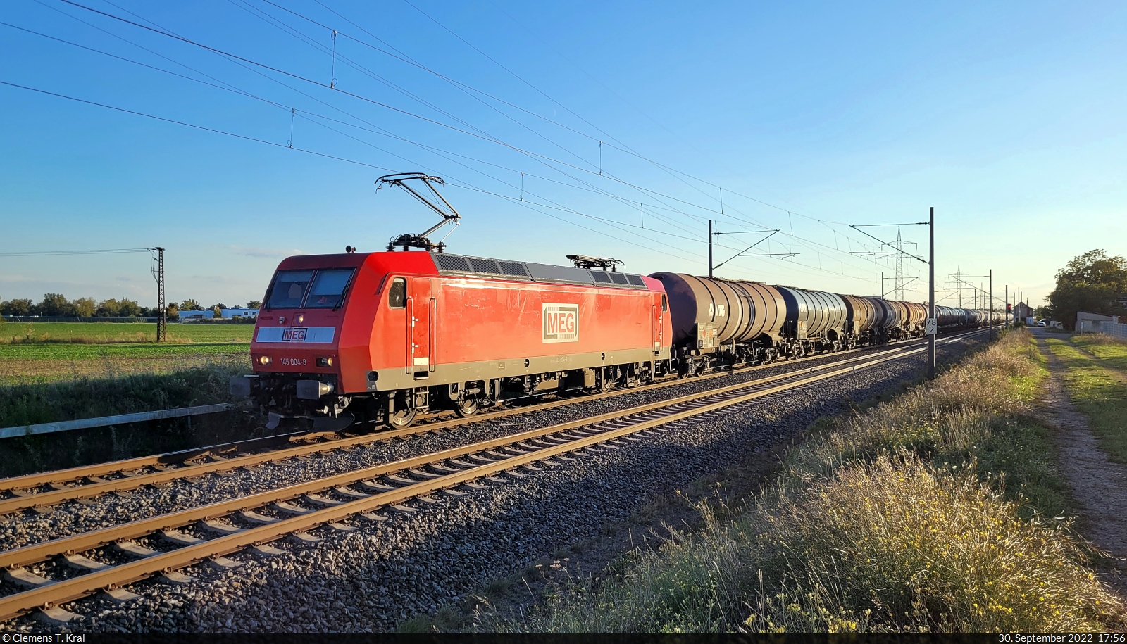 145 004-8 zieht Kesselwagen durch das abendliche Braschwitz Richtung Köthen.

🧰 DB Cargo, vermietet an die Mitteldeutsche Eisenbahn GmbH (MEG)
🕓 30.9.2022 | 17:56 Uhr