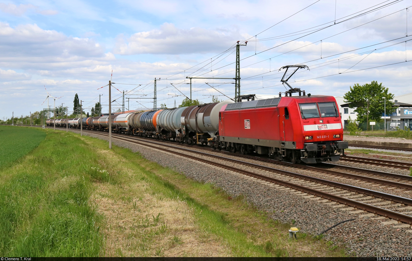 145 031-1 musste in Niemberg mit ihren Kesselwagen auf das Gegengleis wechseln, um einen Sonderzug zum Flughafen Leipzig/Halle vorbeizulassen.

🧰 DB Cargo, vermietet an die Mitteldeutsche Eisenbahn GmbH (MEG)
🕓 18.5.2023 | 14:57 Uhr