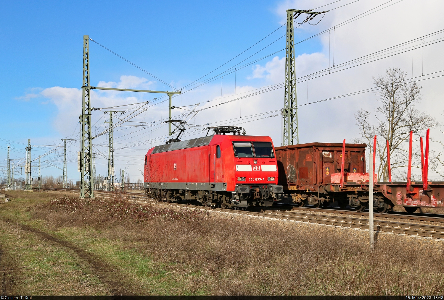 145 039-4 ist als Tfzf Richtung Abzweig Halle Thüringer Bahn unterwegs und begegnet oberhalb der Leipziger Chaussee (B 6) einem gemischten Gz.

🧰 DB Cargo
🕓 15.3.2023 | 15:48 Uhr