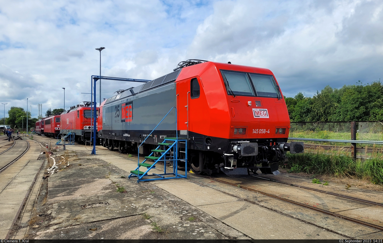 145 058-4, die im neuen Lack auf 25 Jahre MEG aufmerksam macht, war zu Besuch beim Tag der offenen Tür der Verkehrs Industrie Systeme GmbH (VIS) in Halberstadt.

🧰 DB Cargo, vermietet an die Mitteldeutsche Eisenbahn GmbH (MEG)
🕓 2.9.2023 | 14:31 Uhr