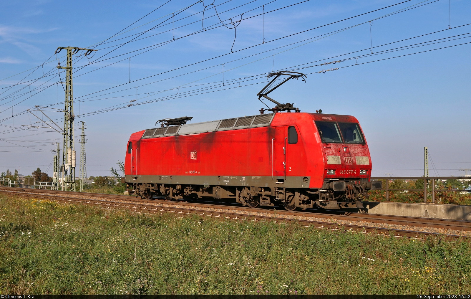 145 077-4 auf Solofahrt über die Leipziger Chaussee (B 6) Richtung Zugbildungsanlage (ZBA) Halle (Saale).

🧰 DB Cargo
🕓 26.9.2023 | 16:52 Uhr