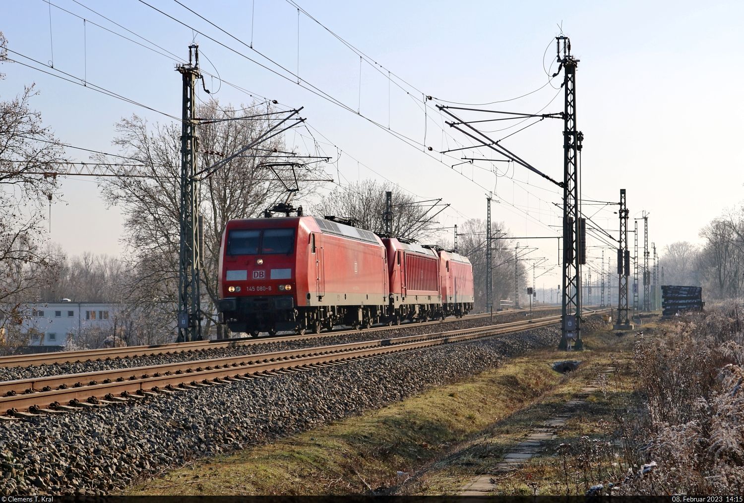 145 080-8 schleppt zwei Familienmitglieder (187 153-2 und 185 050-2) in Schkopau Richtung Halle-Ammendorf.

🧰 DB Cargo
🕓 8.2.2023 | 14:15 Uhr