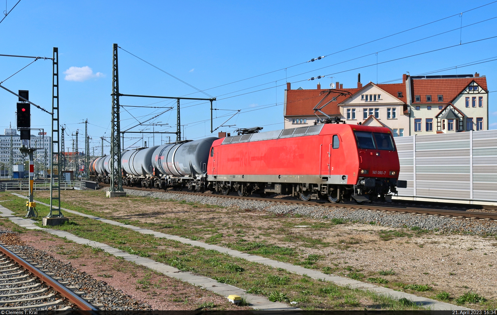 145 090-7 rauscht mit Kesselwagen östlich des Bahnsteigs 12/13 von Halle(Saale)Hbf gen Süden.

🧰 Beacon Rail Leasing S.à r.l. (BRLL), vermietet an die HSL Logistik GmbH (HSL)
🕓 21.4.2023 | 16:34 Uhr