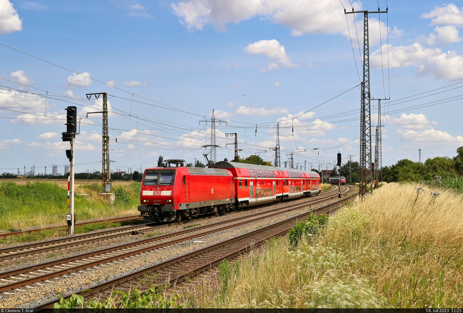 146 011-2 wurde ein zweites Mal an diesem Tag in Großkorbetha fotografiert.

🧰 Elbe-Saale-Bahn (DB Regio Südost)
🚝 RE 4887  Saale-Express  (RE18) Halle(Saale)Hbf–Jena-Göschwitz
🕓 14.7.2023 | 11:25 Uhr