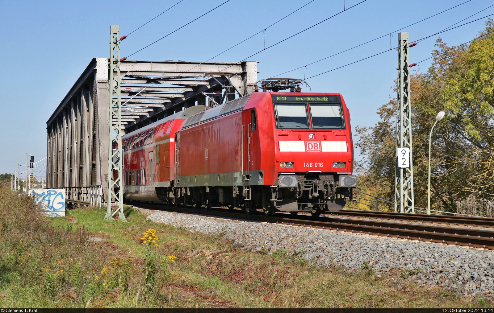 146 016-1 quert die Saale bei Schkopau.

🧰 Elbe-Saale-Bahn (DB Regio Südost)
🚝 RE 4889  Saale-Express  (RE18) Halle(Saale)Hbf–Jena-Göschwitz
🕓 12.10.2022 | 13:14 Uhr