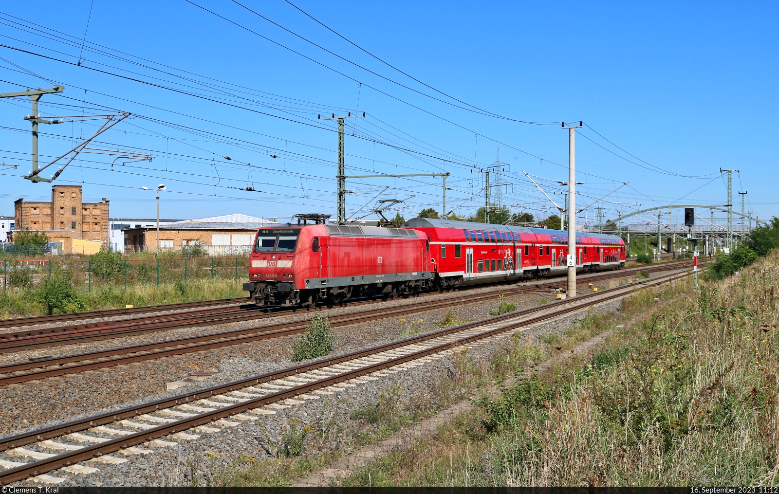 146 016-1 unterwegs in Halle-Ammendorf, Eisenbahnstraße.

🧰 Elbe-Saale-Bahn (DB Regio Südost)
🚝 RE 4887  Saale-Express  (RE18) Halle(Saale)Hbf–Naumburg(Saale)Hbf
🕓 16.9.2023 | 11:12 Uhr