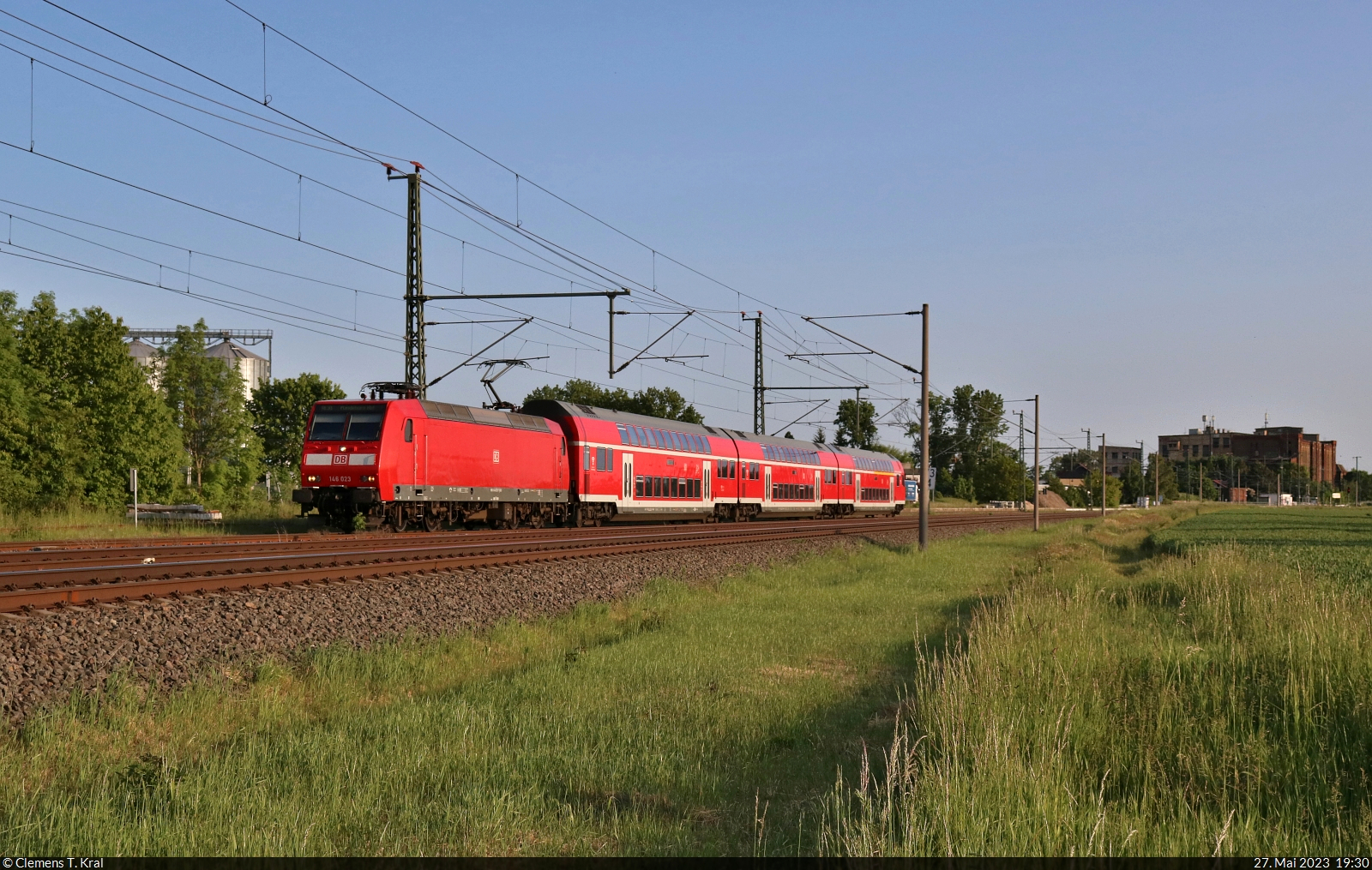 146 023-7 verlässt den Bahnhof Niemberg im warmen Abendlicht.

🧰 Elbe-Saale-Bahn (DB Regio Südost)
🚝 RE 16332 (RE30) Halle(Saale)Hbf–Magdeburg Hbf [+5]
🕓 27.5.2023 | 19:30 Uhr