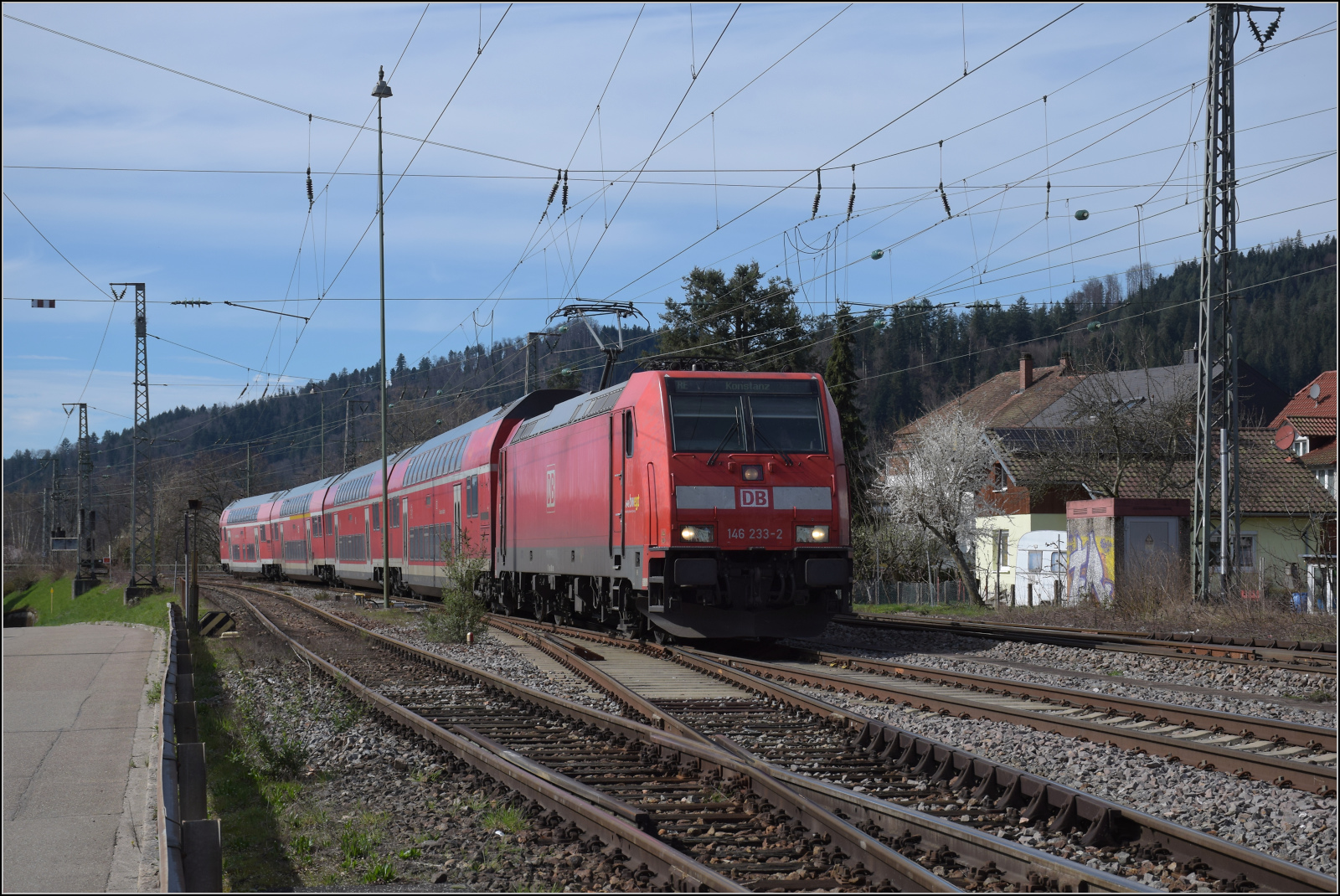 146 233 mit der Schwarzwaldbahn Richtung Konstanz. März 2024.