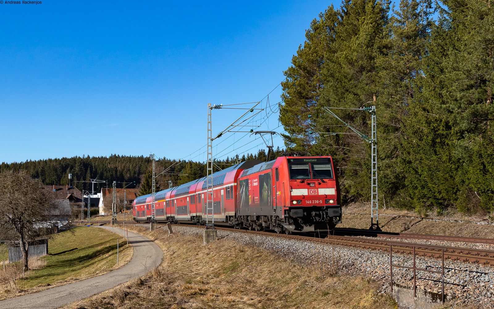 146 236-5  Triberg/Schwarzwaldbahn Erlebnispfad  mit dem RE 4727 (Karlsruhe Hbf - Konstanz) bei Peterzell 20.2.23