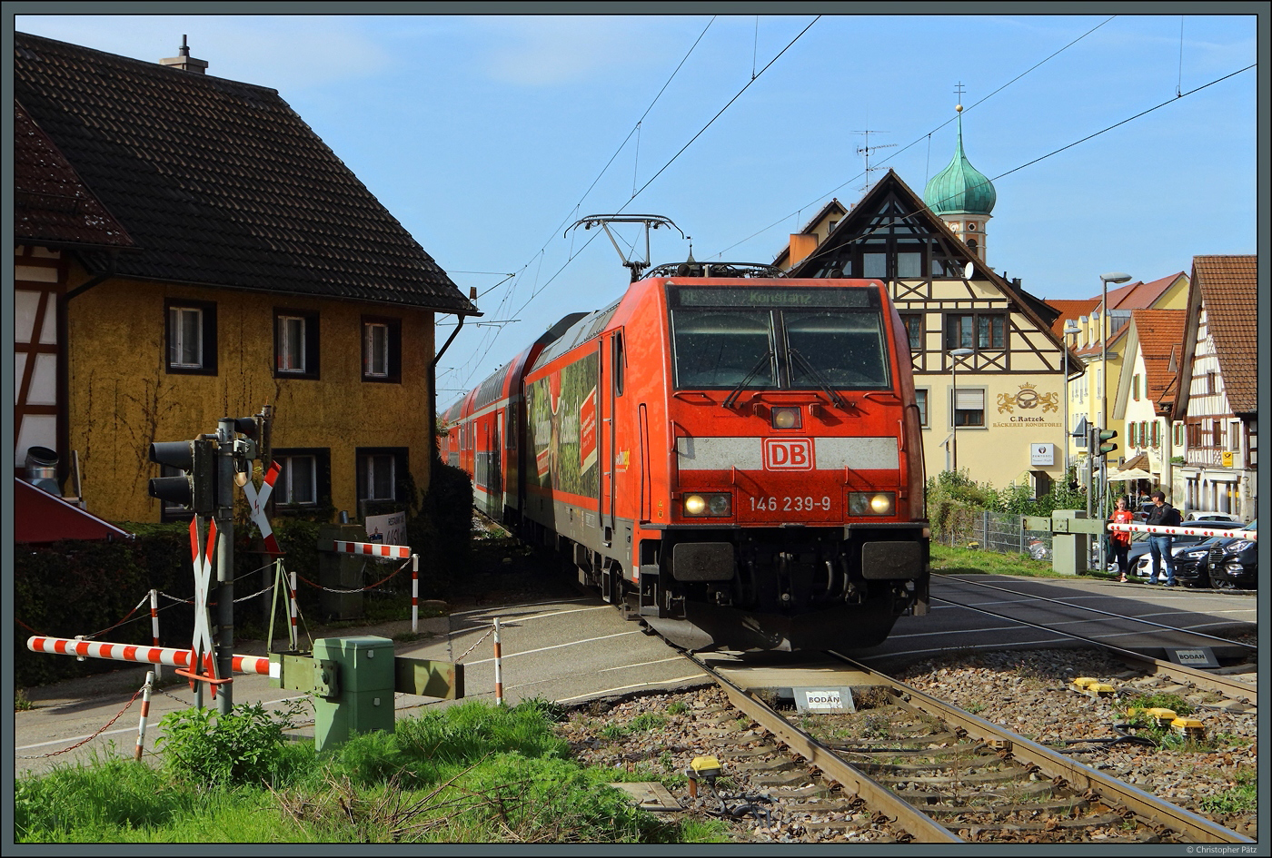 146 239-9  Richtung Heimat  der DB Regio erreicht am 08.10.2023 mit dem RE nach Konstanz den Ort Allensbach am Gnadensee. 