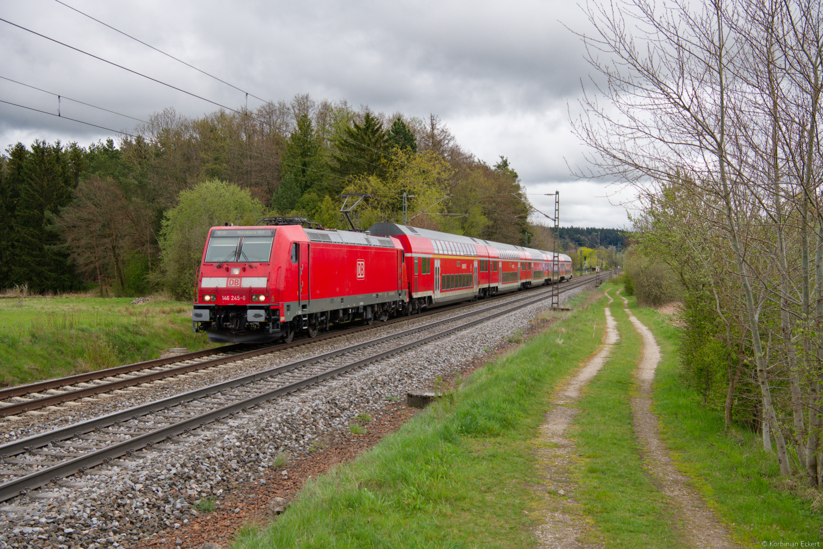 146 245 DB Regio als RE 4860 (M�nchen Hbf - N�rnberg Hbf) bei Postbauer-Heng, 24.04.2022