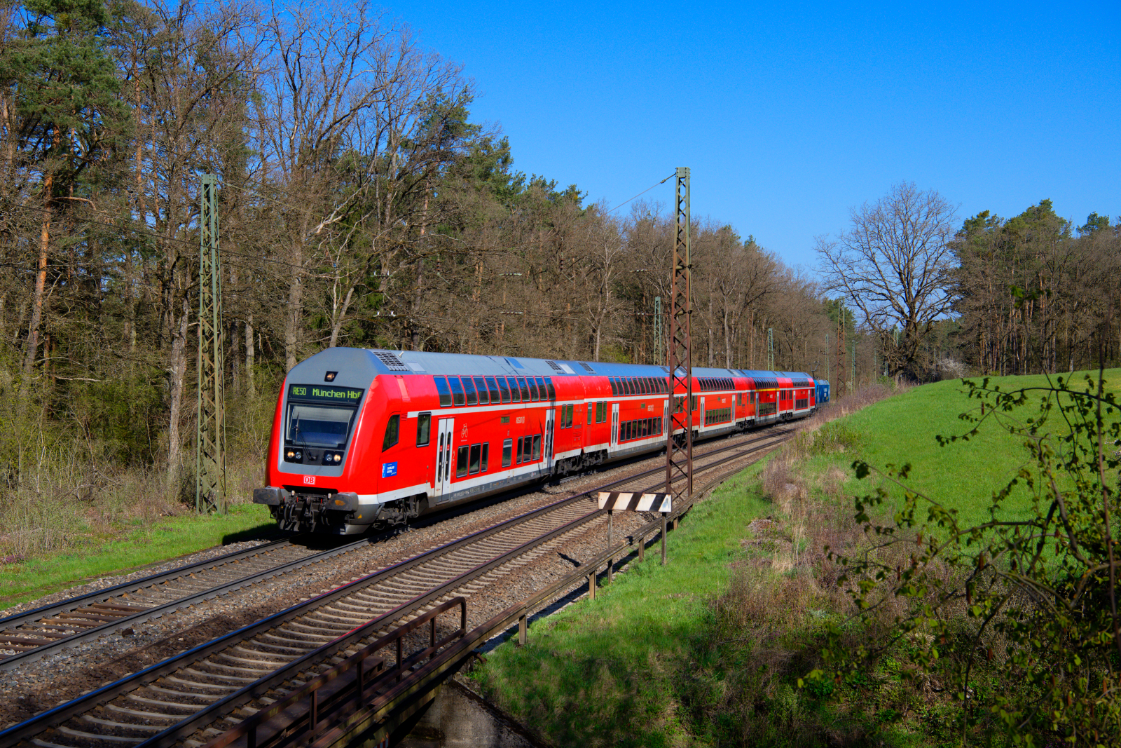 146 246 DB Regio  Bahnland Bayern - Zeit für dich  schiebt RE 4857 (Nürnberg Hbf - München Hbf) bei Burgthann, 23.04.2021