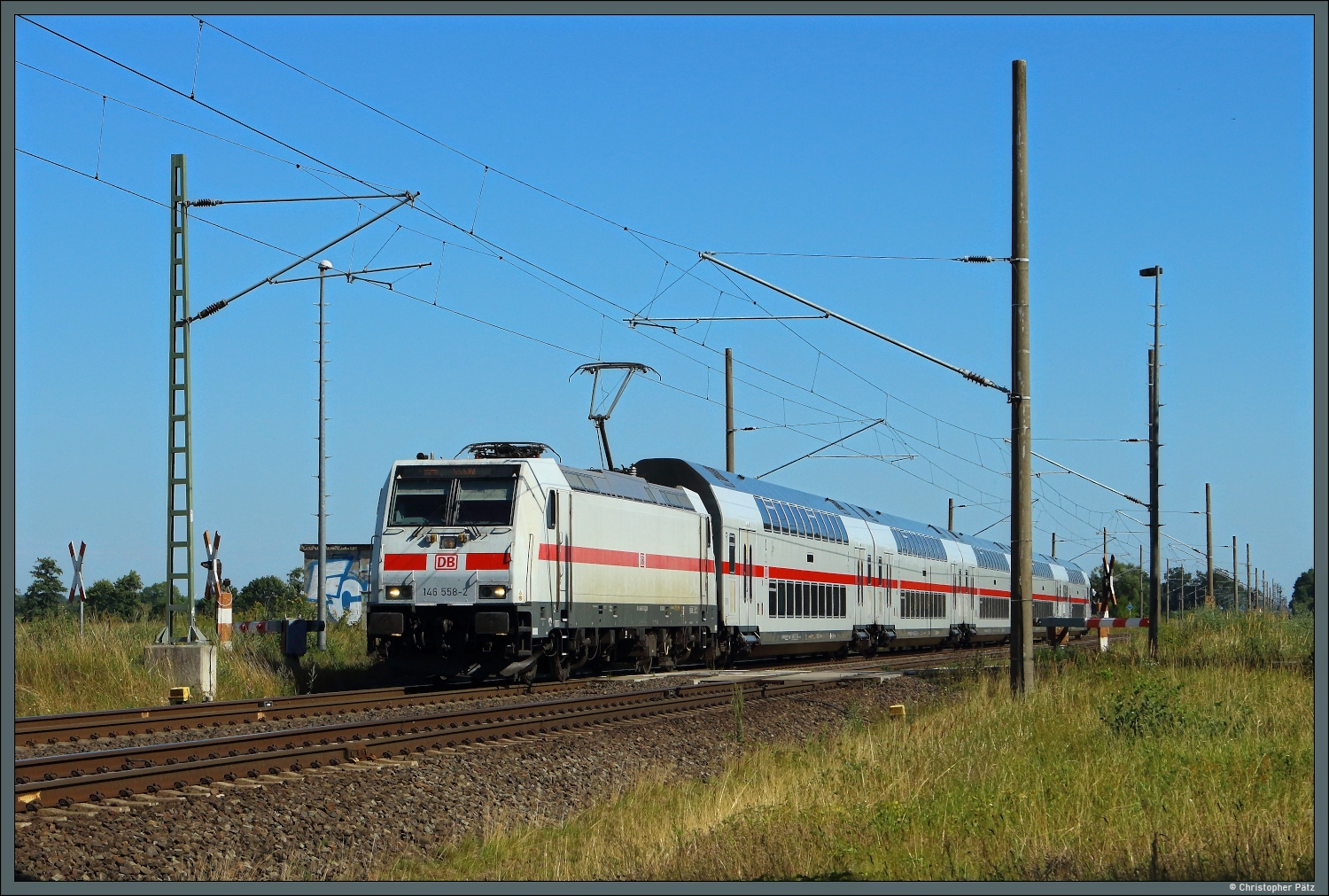 146 558-2 der DB Fernverkehr passiert am 09.08.2026 mit dem IC 2235 Rostock - Leipzig den HS-64b-B� n�rdlich von Angern-Rog�tz.
