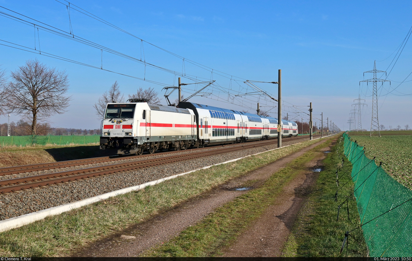 146 563-2  Magdeburger Börde  unterwegs an der Blockstelle Braschwitz.

🧰 DB Fernverkehr
🚝 IC 2445 (Linie 55) Köln Hbf–Dresden Hbf [+5]
🕓 1.3.2023 | 10:50 Uhr
