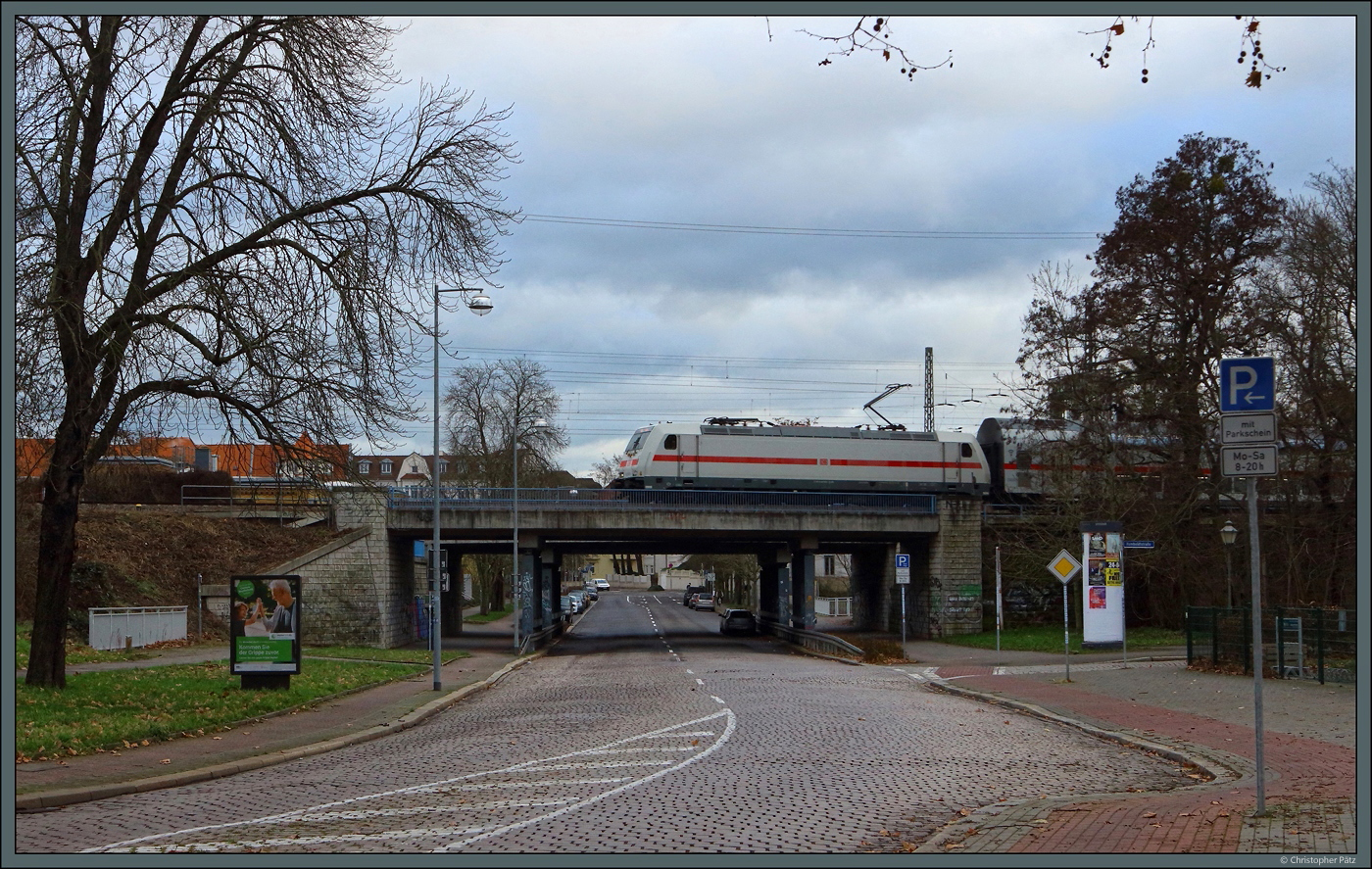 146 568 überquert am 03.01.2024 mit dem IC 2430 die Carl-Miller-Straße in Magdeburg. Aufgrund von Gleisbauarbeiten wird der Zug über die Verbindungskurve nach Magdeburg-Sudenburg umgeleitet und nutzt daher bereits das westlichste Streckengleis. 