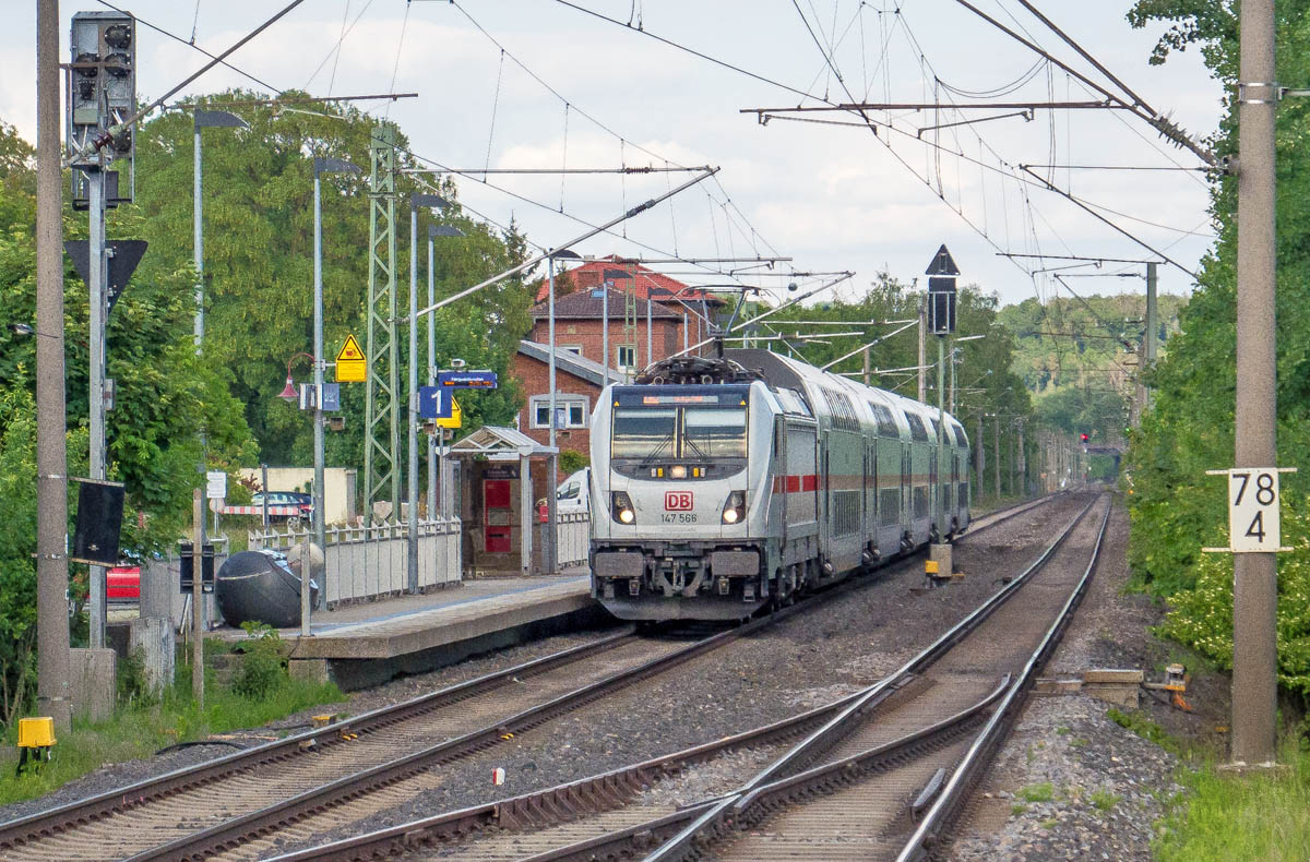 147 566 fuhr am 29.5.20 mit einem IC nach Karlsruhe in Schnelldorf ohne Halt am Bahnsteig für Gleis 1 vorbei. 