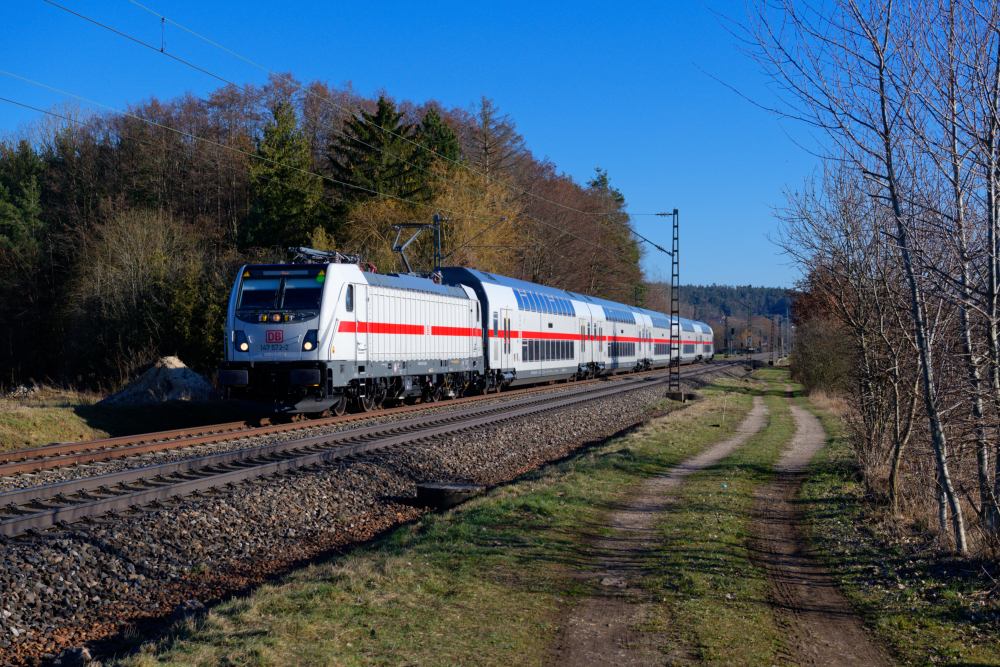 147 572 DB Fernverkehr mit einem Leerreisezug bei Postbauer-Heng Richtung Nürnberg, 02.03.2021
