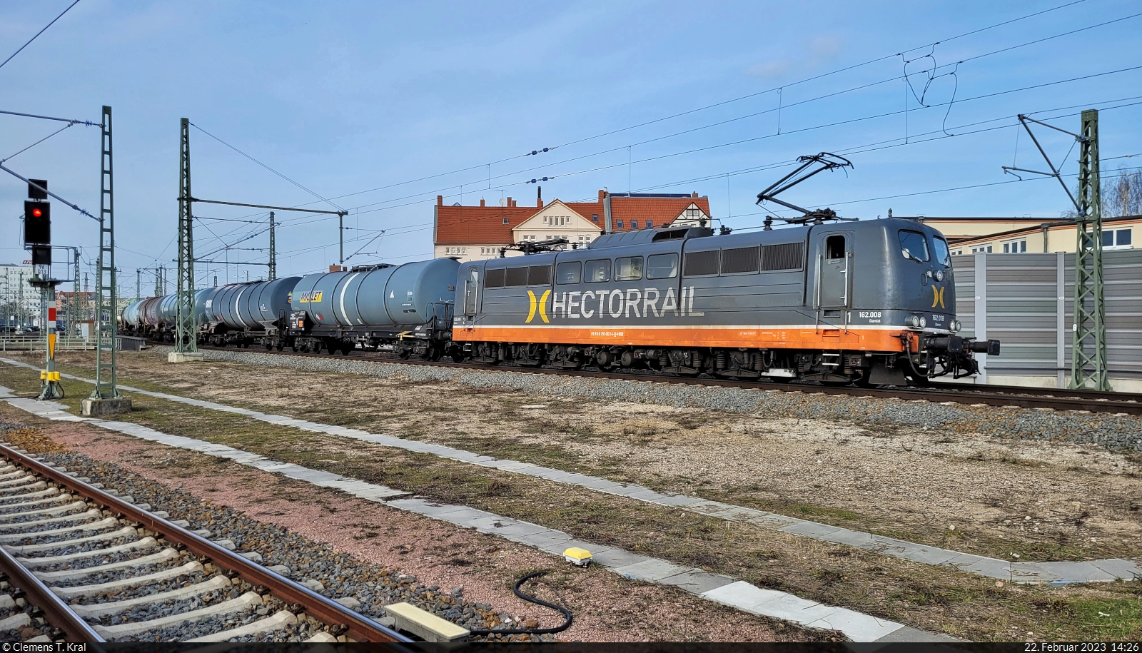 151 003-1 (162.008  Damiel ) unterwegs mit Kesselwagen neben dem Bahnsteig 12/13 von Halle(Saale)Hbf in südlicher Richtung.

🧰 Hector Rail GmbH (Hector Rail AB)
🕓 22.2.2023 | 14:26 Uhr