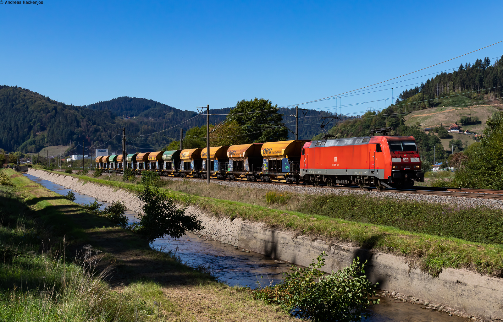 152 100-4 mit dem GAG 60507 (Friesenheim(Baden) - Villingen(Schwarzw)) bei Haslach 22.9.22