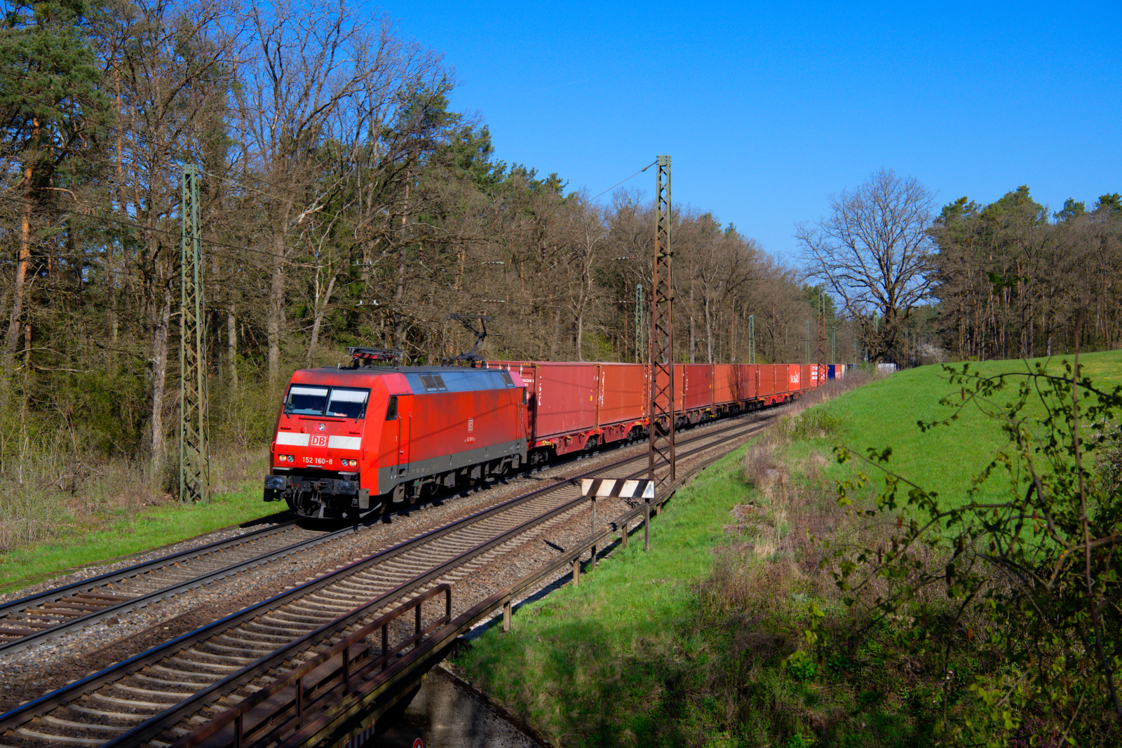 152 160 DB Cargo mit einem Containerzug bei Burgthann Richtung Regensburg, 23.04.2021