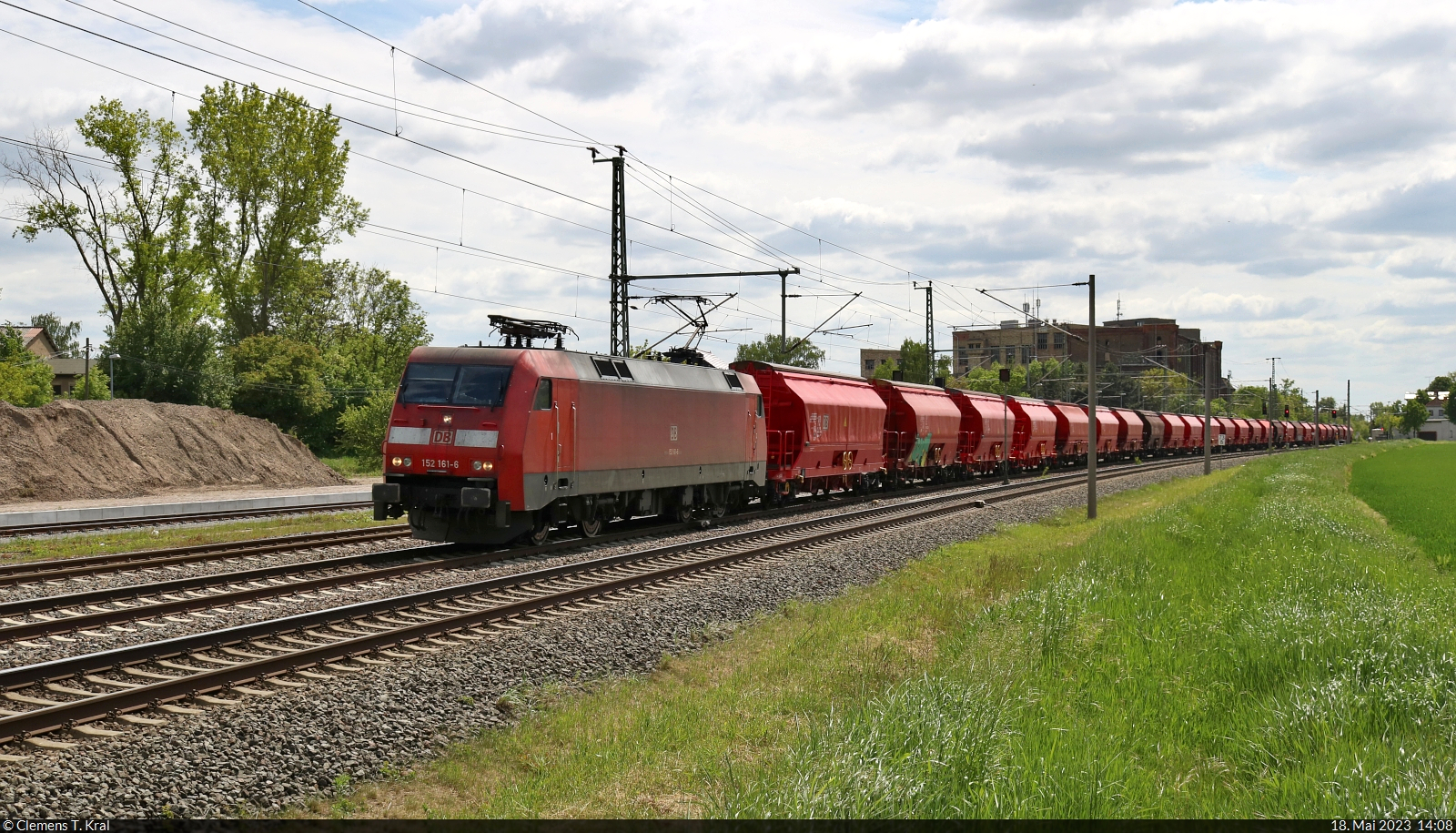 152 161-6 (Siemens ES64F) transportiert Schwenkdachwagen für das Kali- und Steinsalzwerk Bernburg bis Köthen und wurde in Niemberg verewigt.

🧰 DB Cargo
🕓 18.5.2023 | 14:08 Uhr
