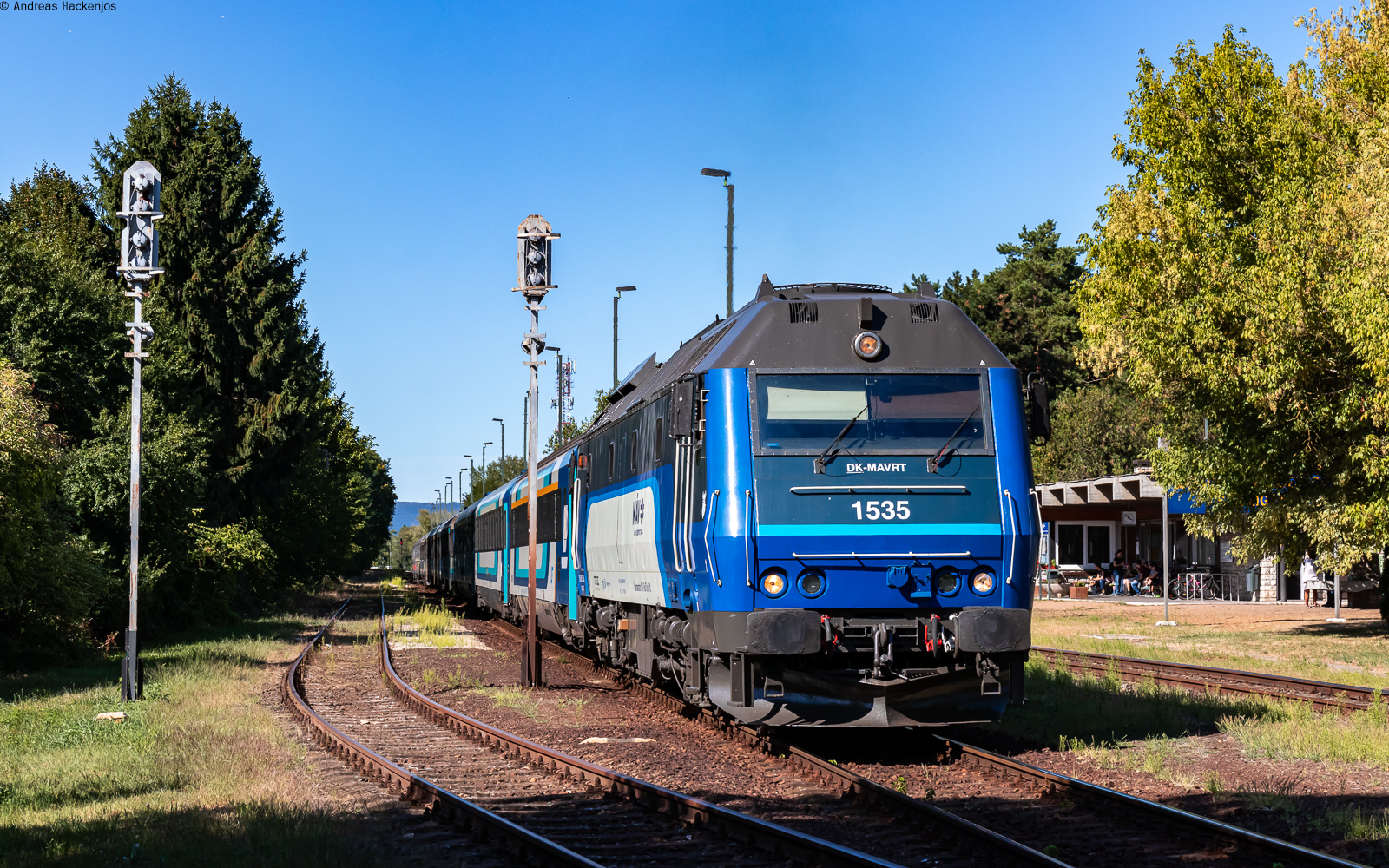 1535 mit dem Ex 19703  Kék Hullám  (Tapolca - Budapest-Déli) im Bahnhof Badacsonytördemic-Szigliget 24.8.25
