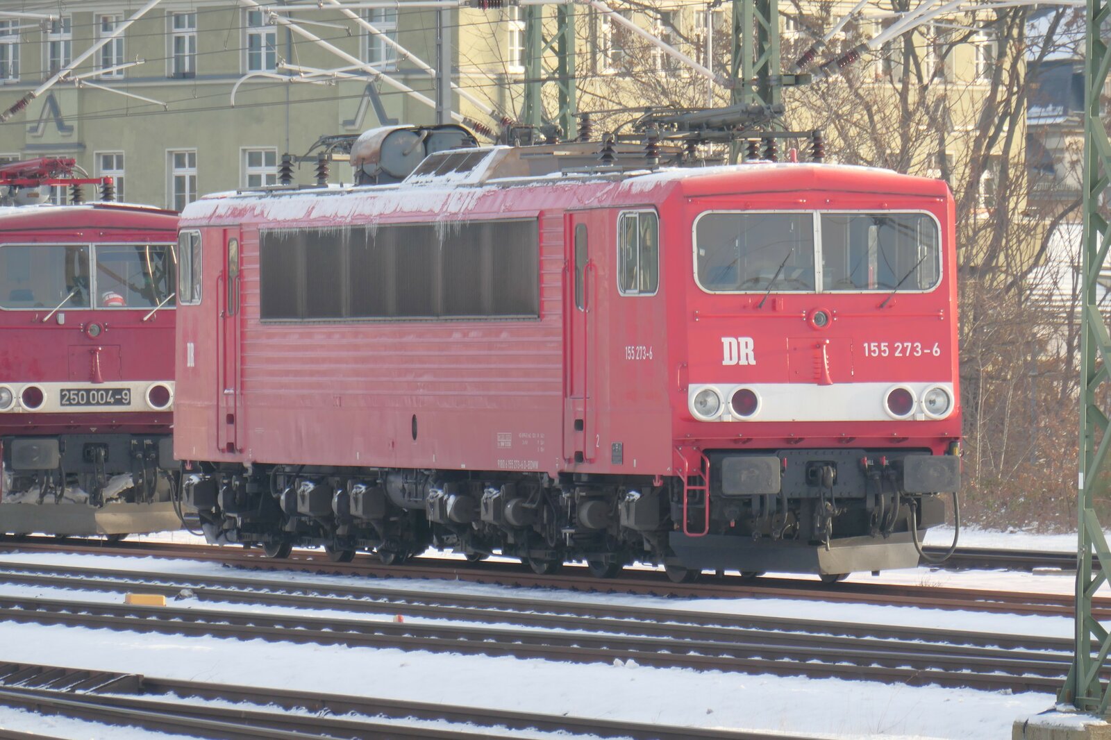 155 273 abgestellt am 21.01.2024 im Bahnhof Dresden-Neustadt. Ich empfinde die Loks mittlerweile als große Seltenheit, sodass man solche Aufnahnmen sich auf keinem Fall entgehen lässt.