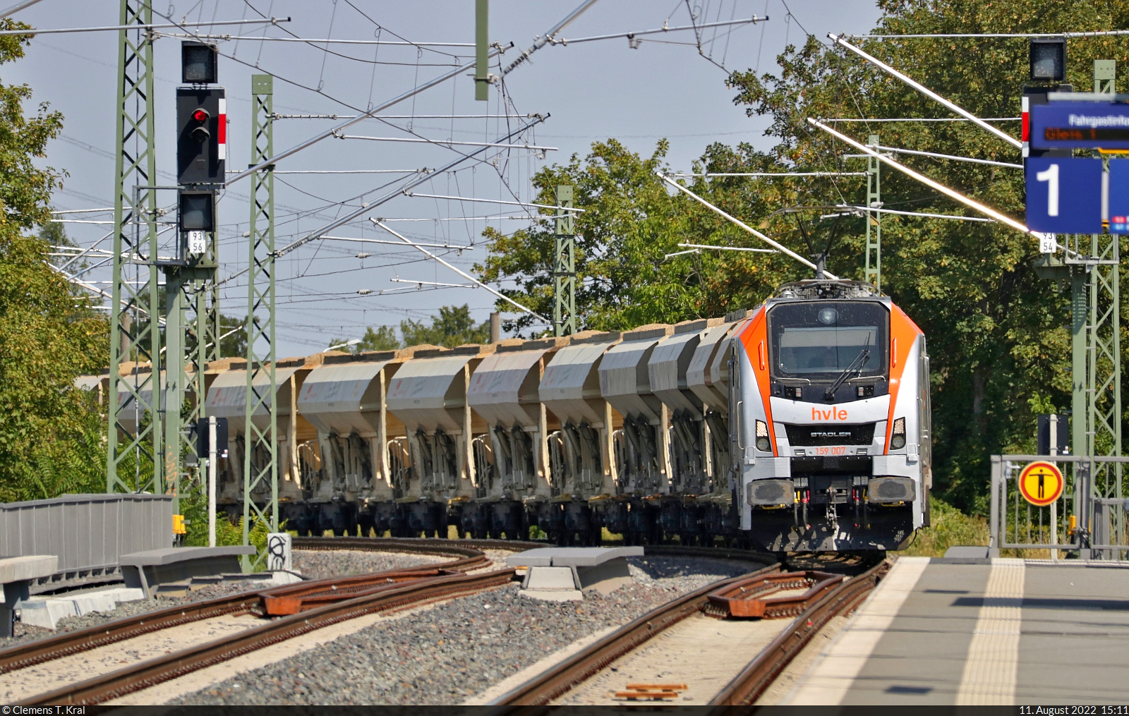 159 007-4 (Stadler Eurodual) windet sich mit einer vollen Ladung Kies in den Hp Halle Rosengarten Richtung Sangerhausen.

🧰 Havelländische Eisenbahn AG (HVLE)
🕓 11.8.2022 | 15:11 Uhr