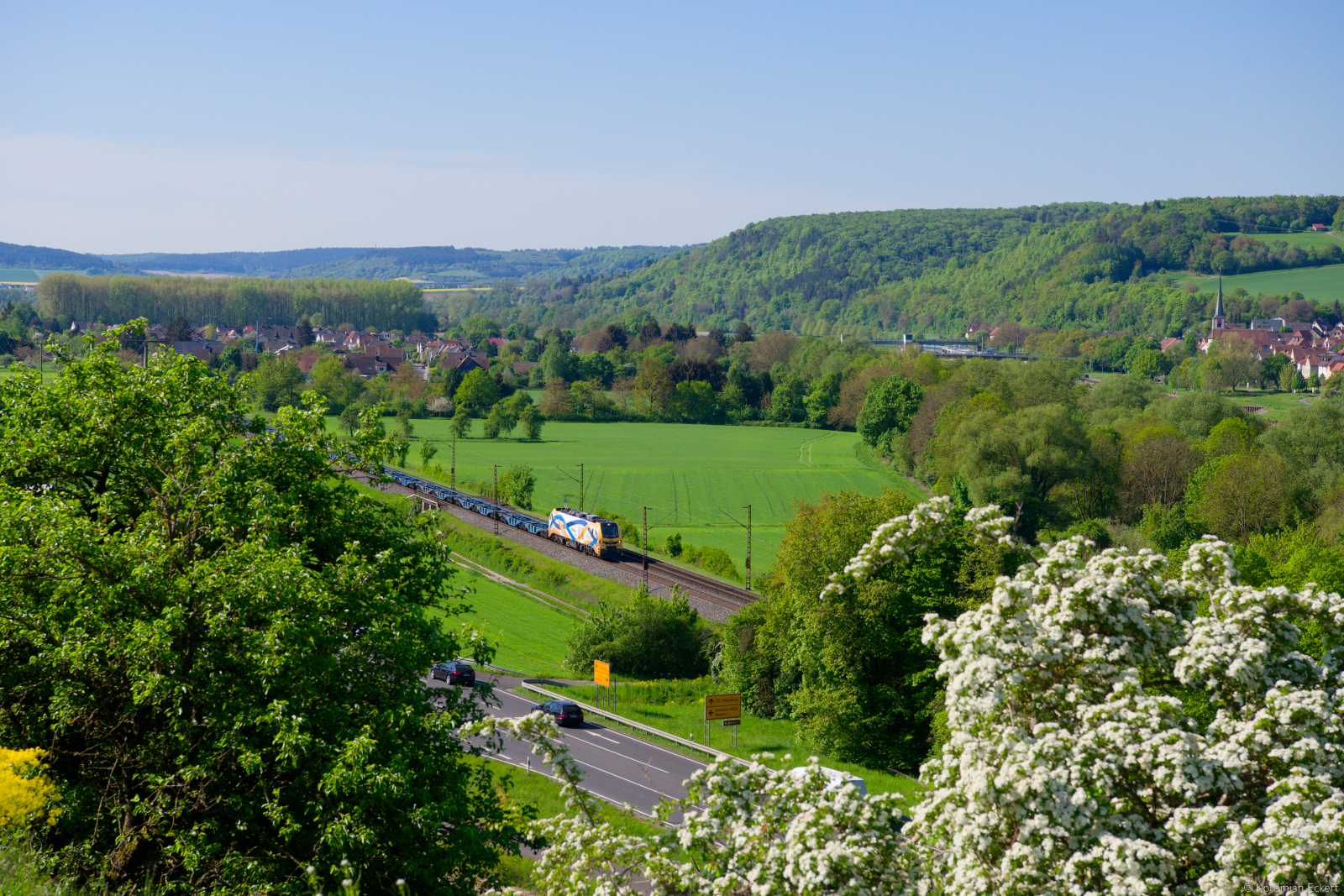 159 231 RCM/EVB mit einem leeren Containerzug bei Himmelstadt Richtung Gem�nden, 07.05.2022
