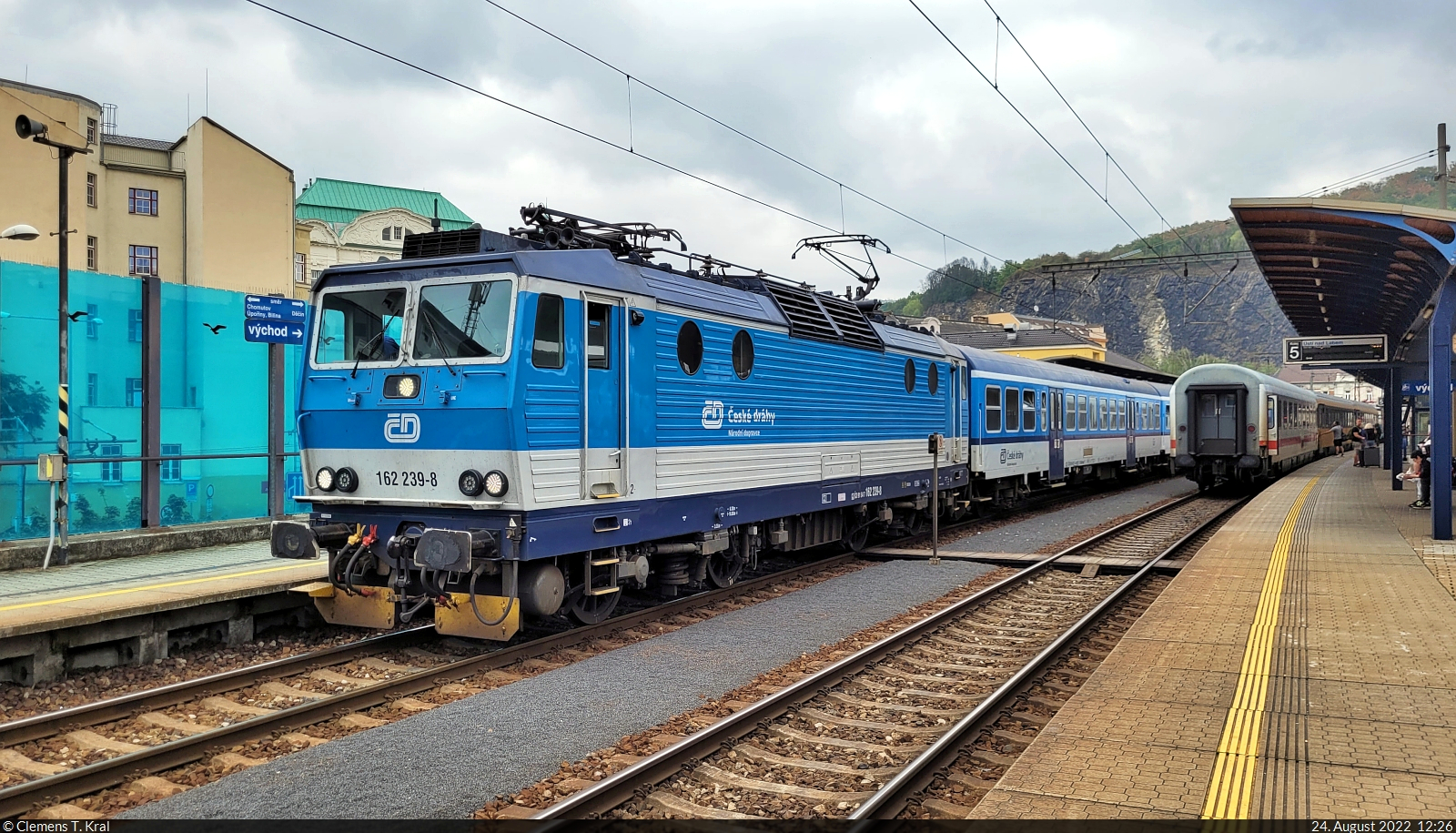 162 239-8 beginnt ihre Regionalzug-Fahrt im Bahnhof Ústí nad Labem hl.n. (CZ) auf Gleis 7.

🧰 ČD
🚝 Os 6866 Ústí nad Labem hl.n. (CZ)–Litvínov (CZ)
🕓 24.8.2022 | 12:26 Uhr