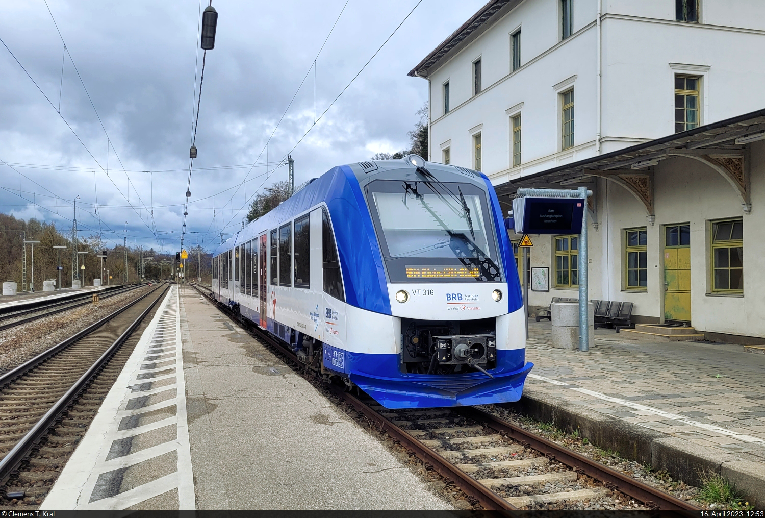 1648 316-5 (VT 316 | Alstom Coradia LINT 41) ist im Ziel Eichstätt Bahnhof auf Gleis 1 angekommen.

🧰 Bayerische Regiobahn GmbH (BRB)
🚝 RB 84057 (RB14) Eichstätt Stadt–Eichstätt Bahnhof
🕓 16.4.2023 | 12:53 Uhr