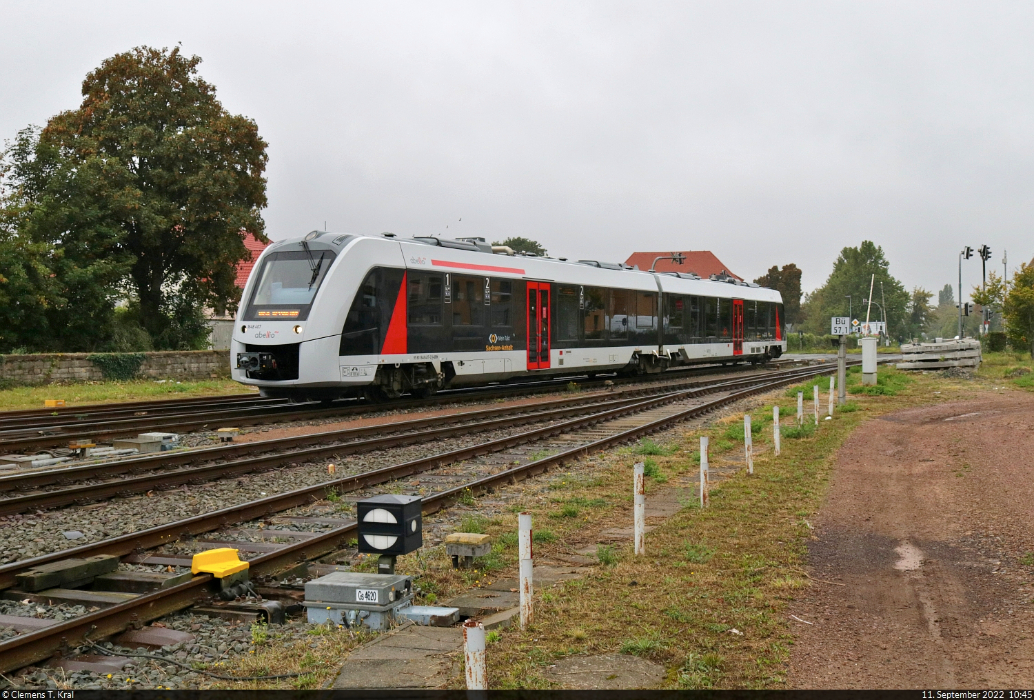 1648 407-2 (Alstom Coradia LINT 41) kommt im Bahnhof Aschersleben an.

🧰 Abellio Rail Mitteldeutschland GmbH
🚝 RB 75639 (RB44) Halberstadt–Aschersleben
🕓 11.9.2022 | 10:45 Uhr